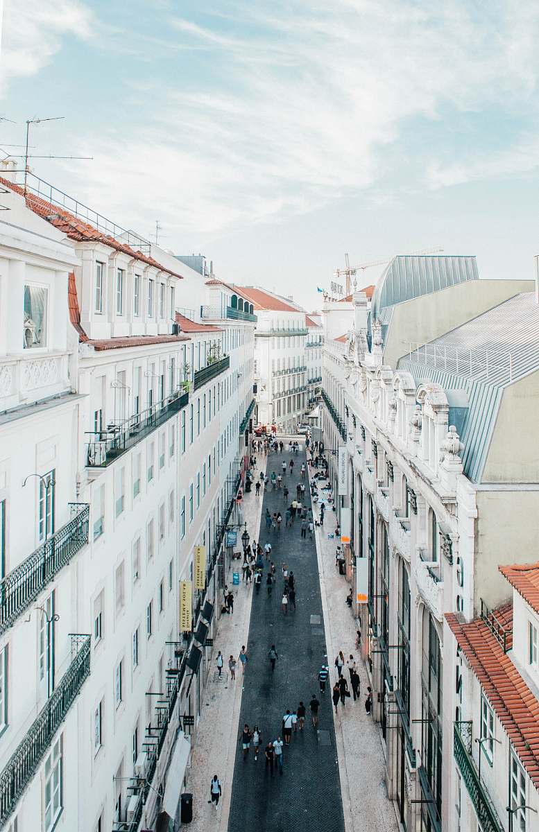 777x1200   ✓ Группа фонов iPhone между людьми между белым бетонным зданием Lisbon Free Photo