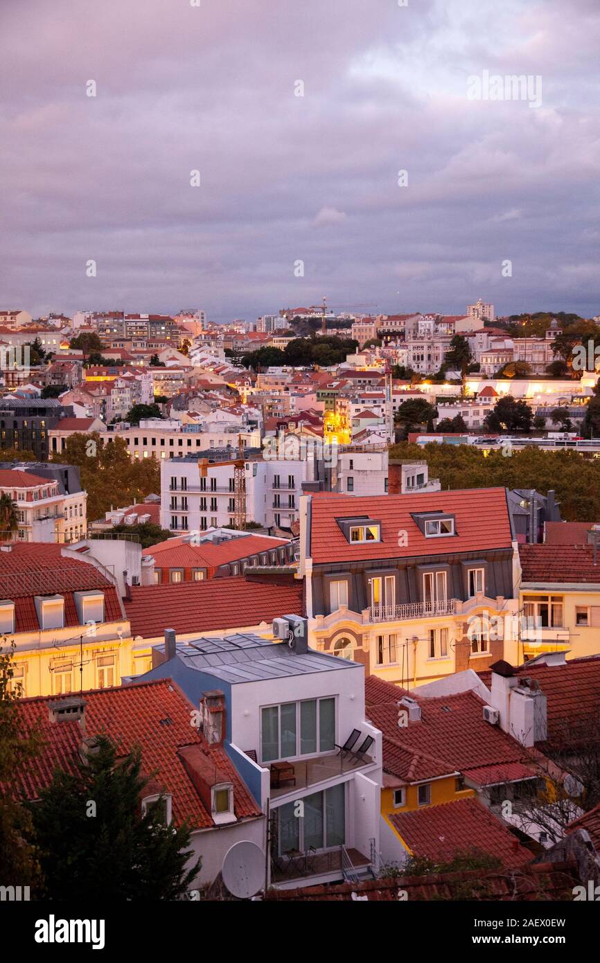 866x1390  Views через Лиссабон из Principe Real в Лиссабоне, Португалия Сток -Фото - Alamy