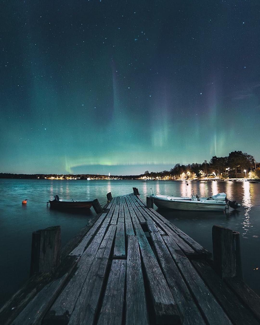 1080x1350  white и Blue Concrete Build возле водоема во время дневной фотографии - бесплатное изображение Helsinki на unsplash