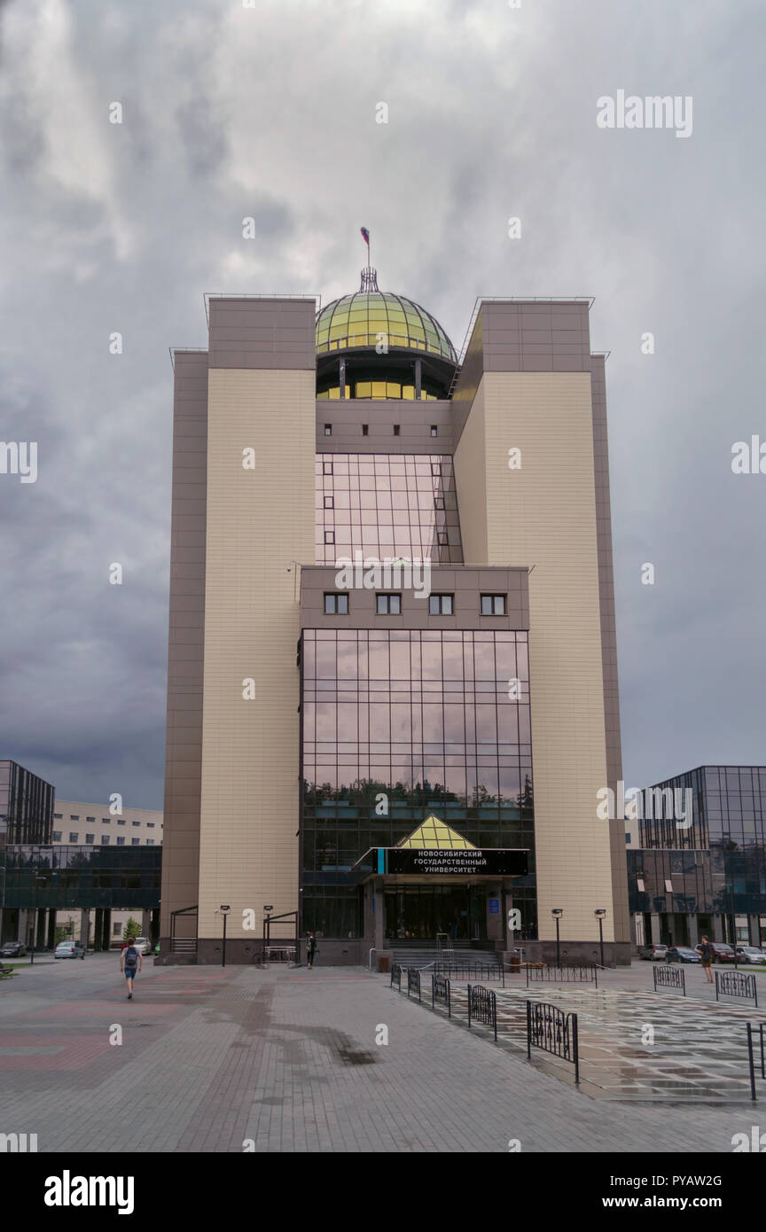 864x1390  Russia, Novosibirsk - 30 августа 2018 года: квартира интерьера. Стандартное ремонтное украшение в новой редакционной фотографии - изображение Loft, Moss: 129101802