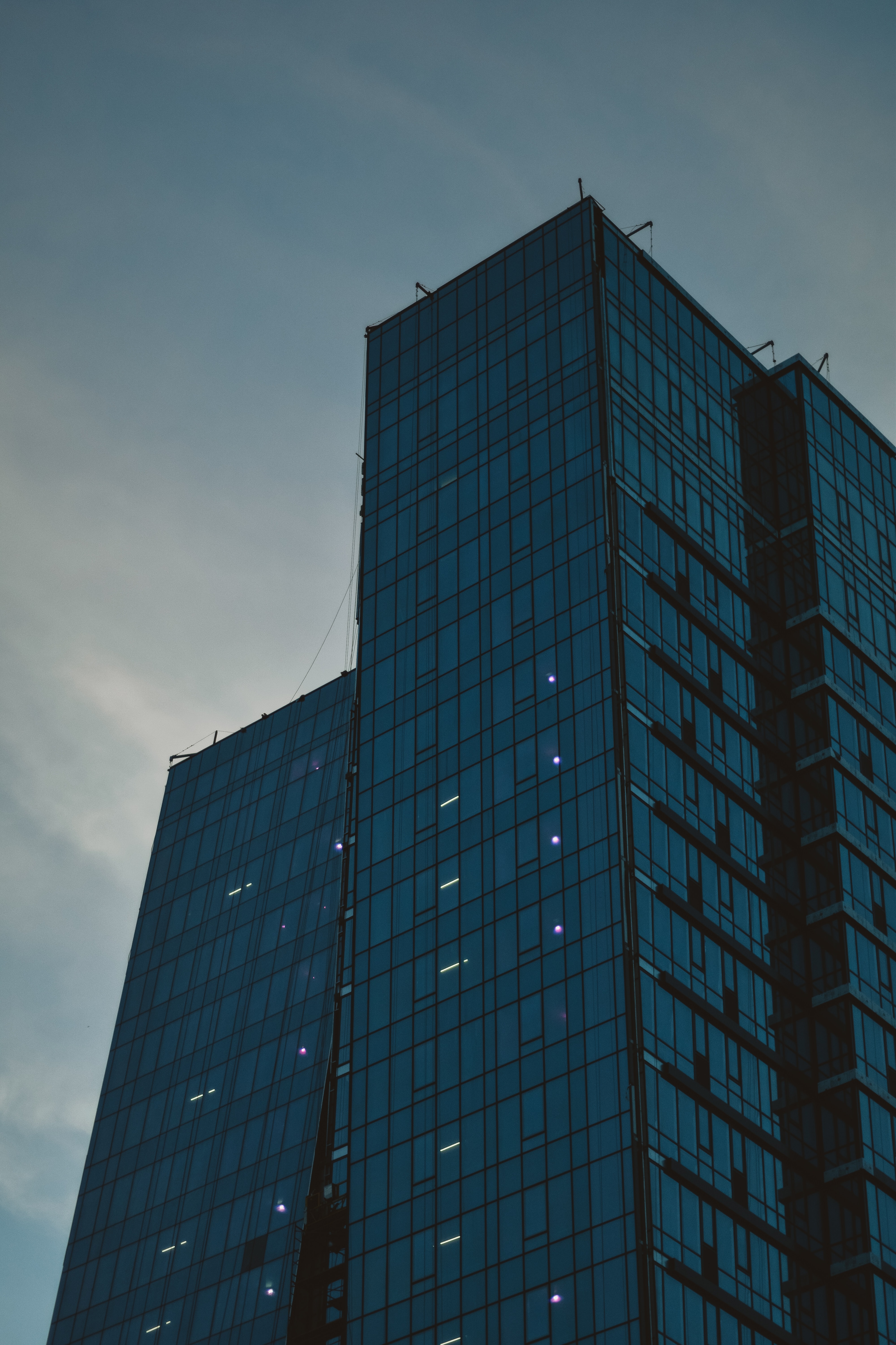 4000x6000   Высокое здание современной архитектуры в новосибирском изображении - изображение фасада, город: 141086683