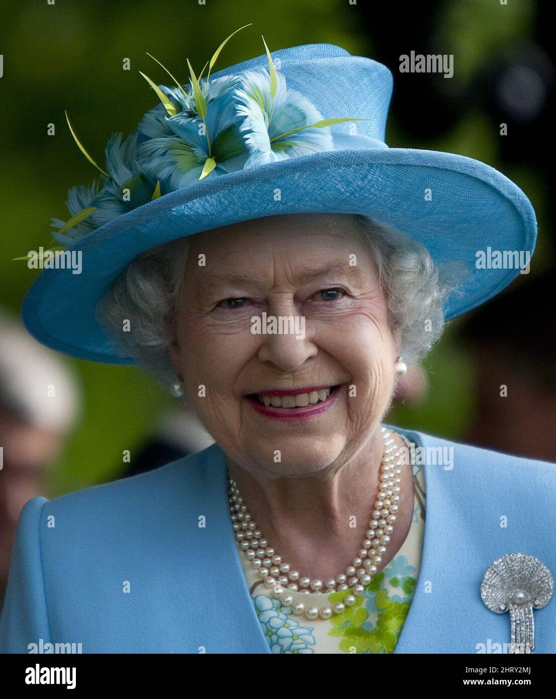 1106x1390   Загрузка блондинки аниме -девушка, королева Элизабет, Азур -лейн 1440x2560, QHD Samsung Galaxy S6, S7, Edge, Note, LG G4, 1440x2560 HD -изображение, 1817 v. - Queen Elizabeth II Fan Art  (33213083) - Fanpop