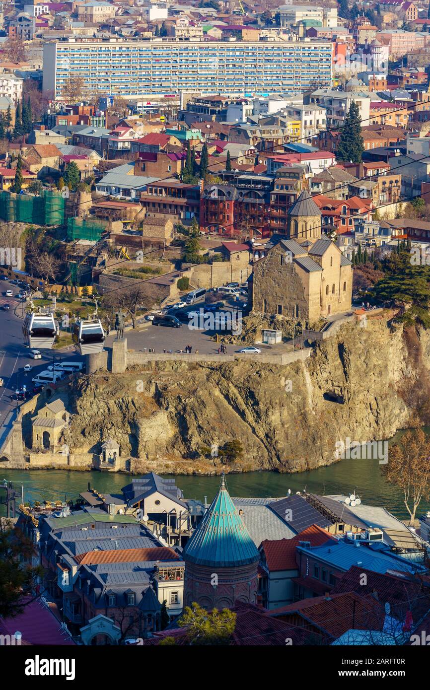 866x1390   ✓ Дома с балконами в историческом районе Тбилиси. Грузия. Зимний вид. Красивый старый город Сток Фотография 