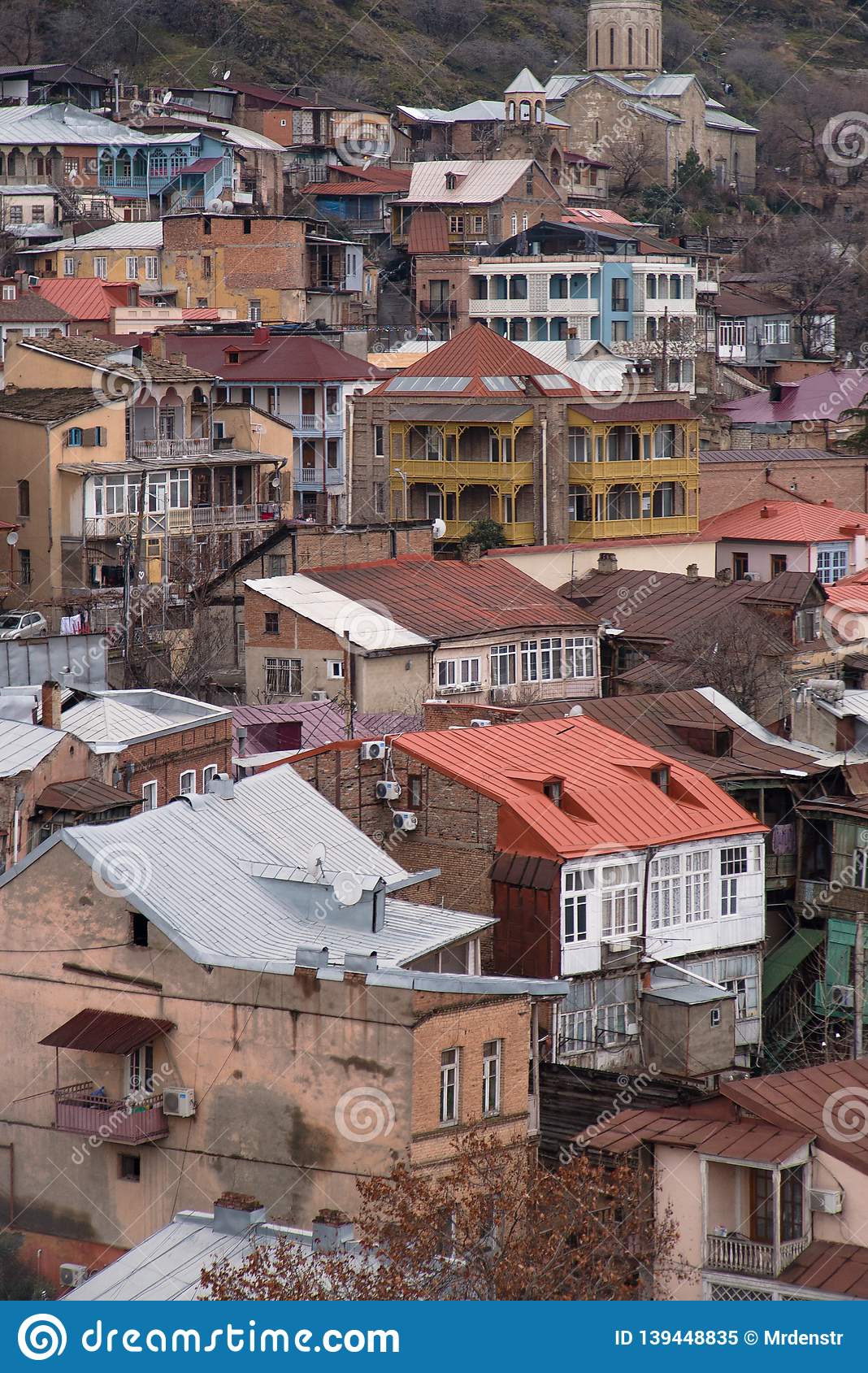 1068x1689  city, крыши, горы, деревья, HD Телефон Обои | Peakpx 