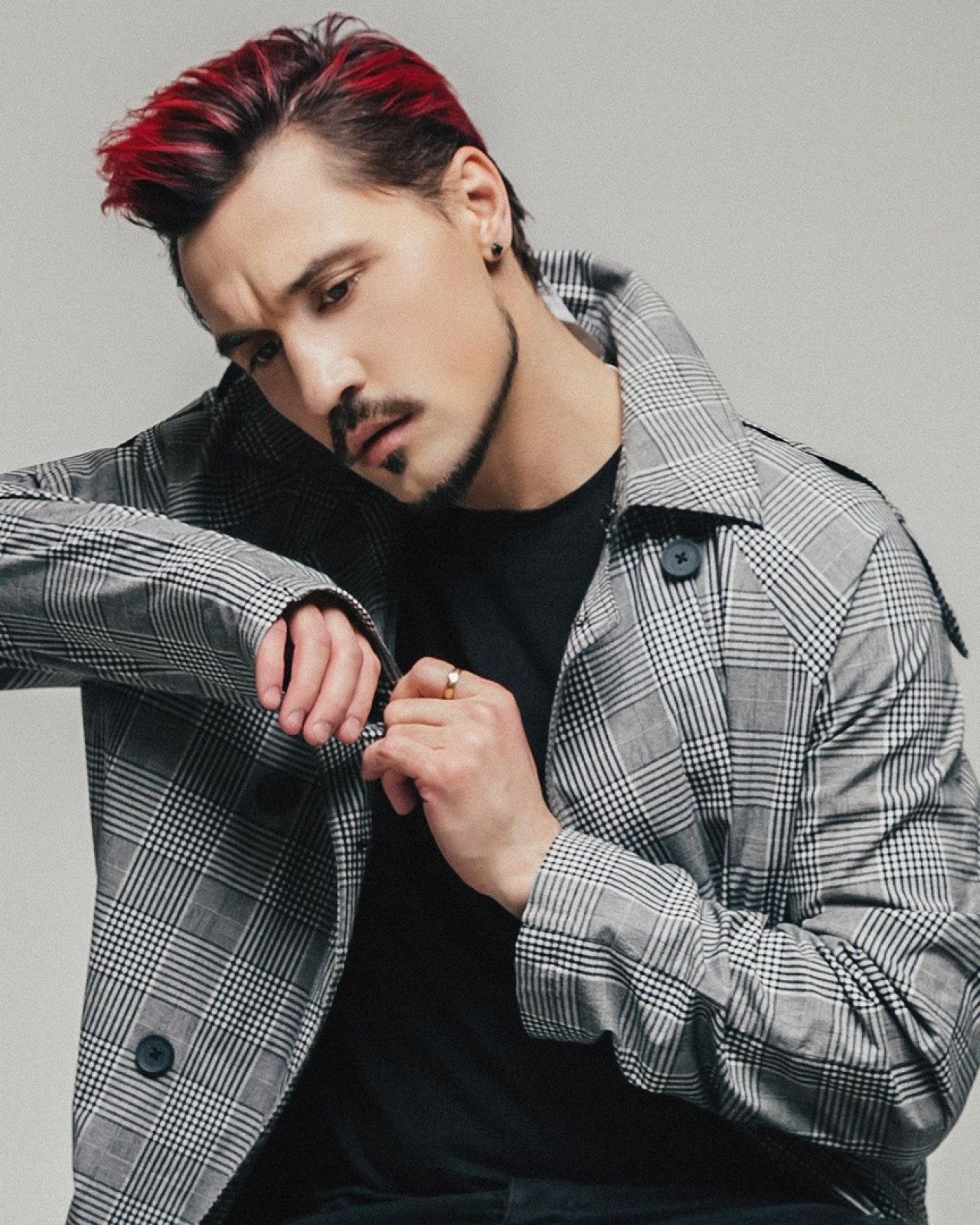 1280x1600   o obdolbannnый, rereast ». Дима Билан вышел на сцену в неадекватном состоянии  (видео)