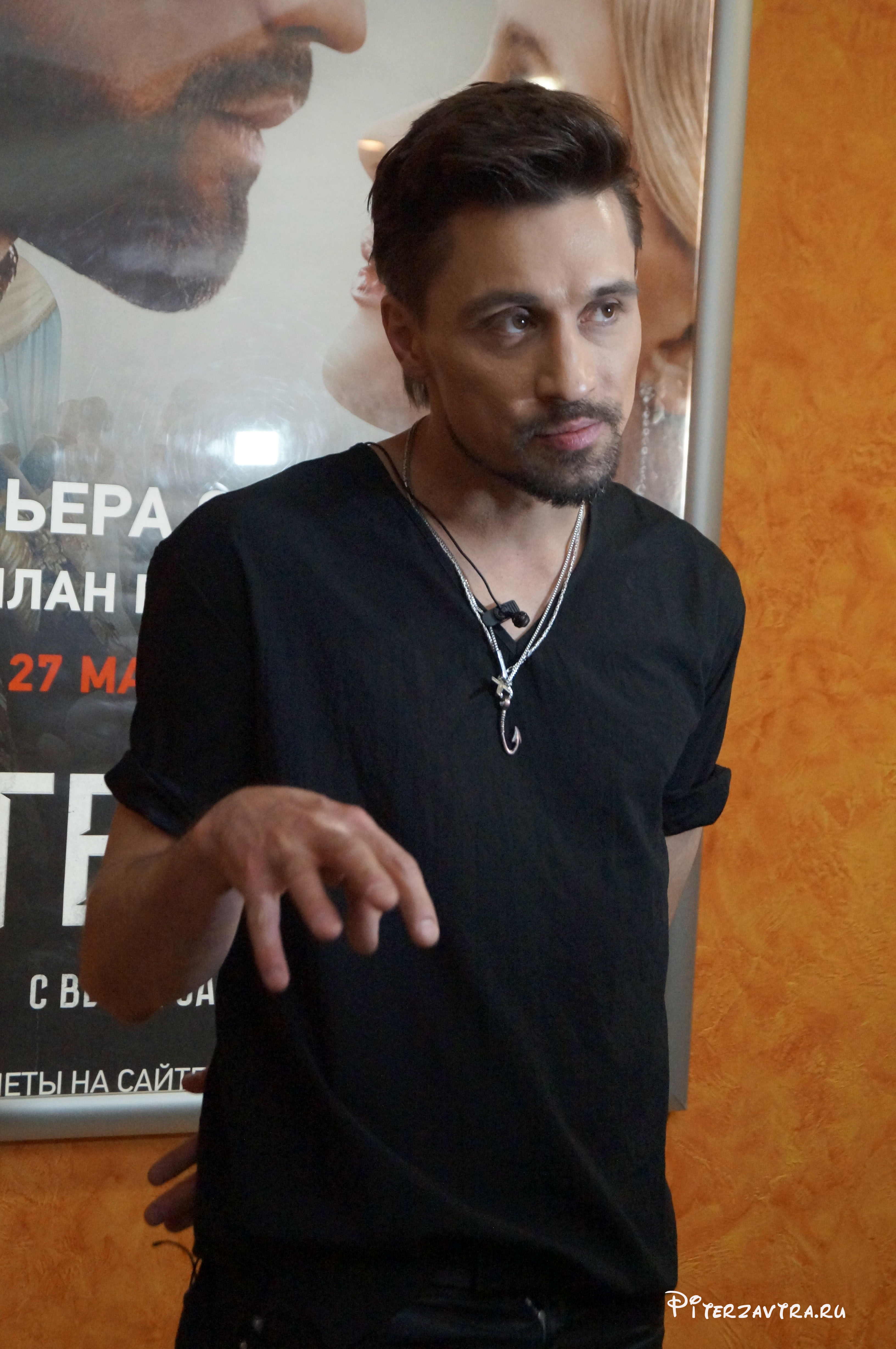 3264x4912  Дима Билан и его дружок уединились на вилле с двумя девушками