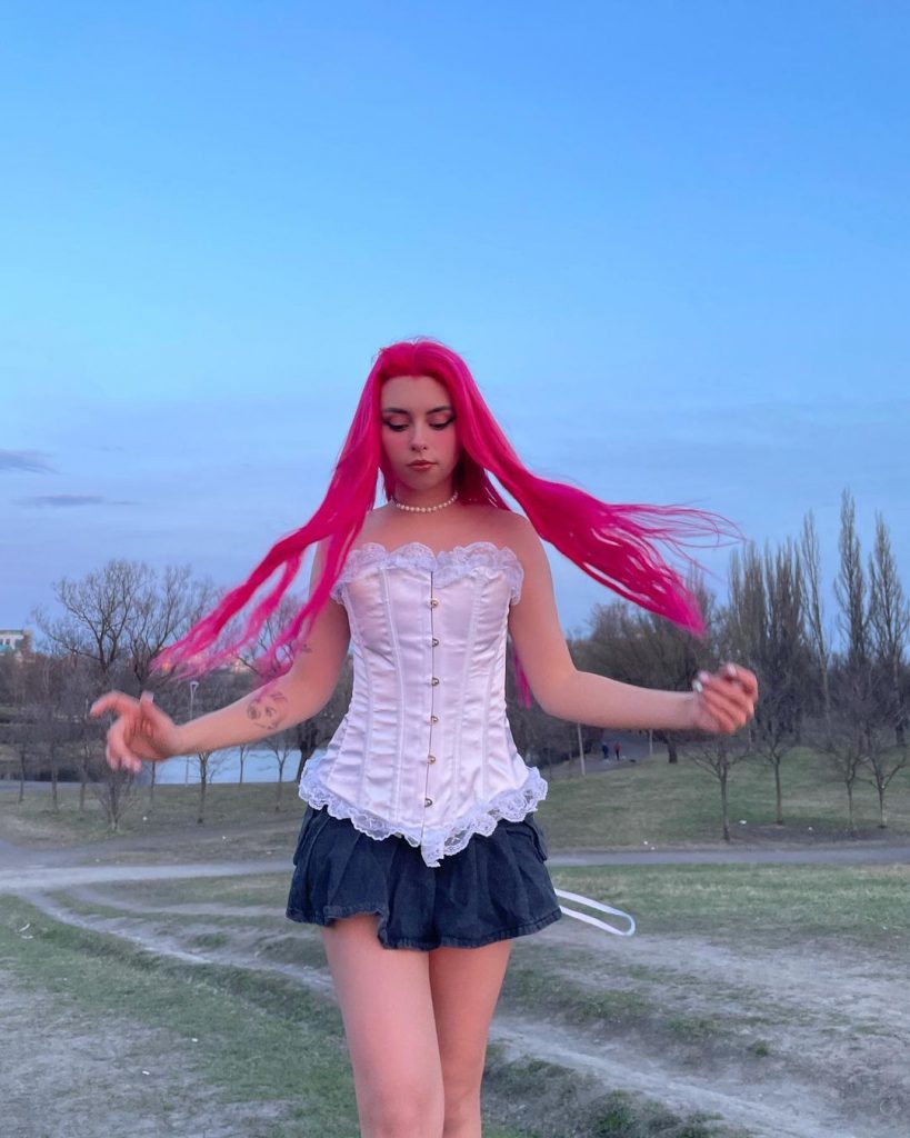 Дора Шиханова с розовыми волосами