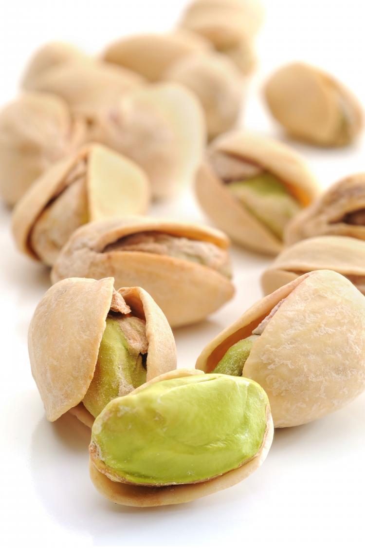 750x1125   Download Pistachios, Dry Fruits, Close Up 1125x2436 Обои, iPhone X, 1125x2436 HD Изображение, фон, 4010