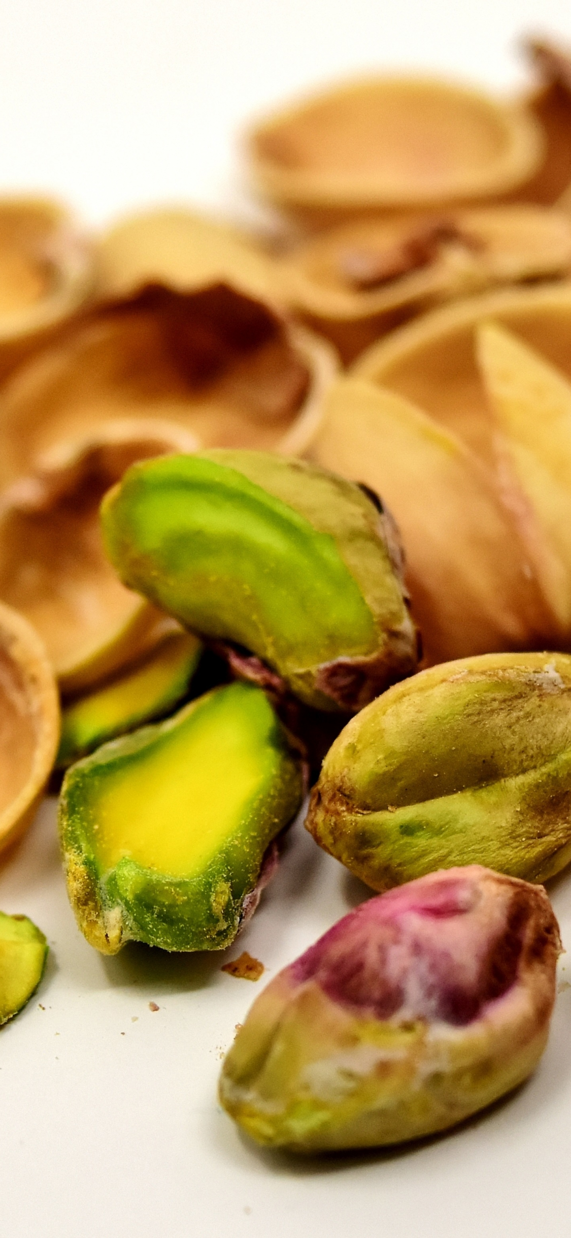 1125x2436  HD Обои: коричневая фисташковая ореховая лот, миндаль, яркий, крупный план, цвета, дневной свет | Обои Flare