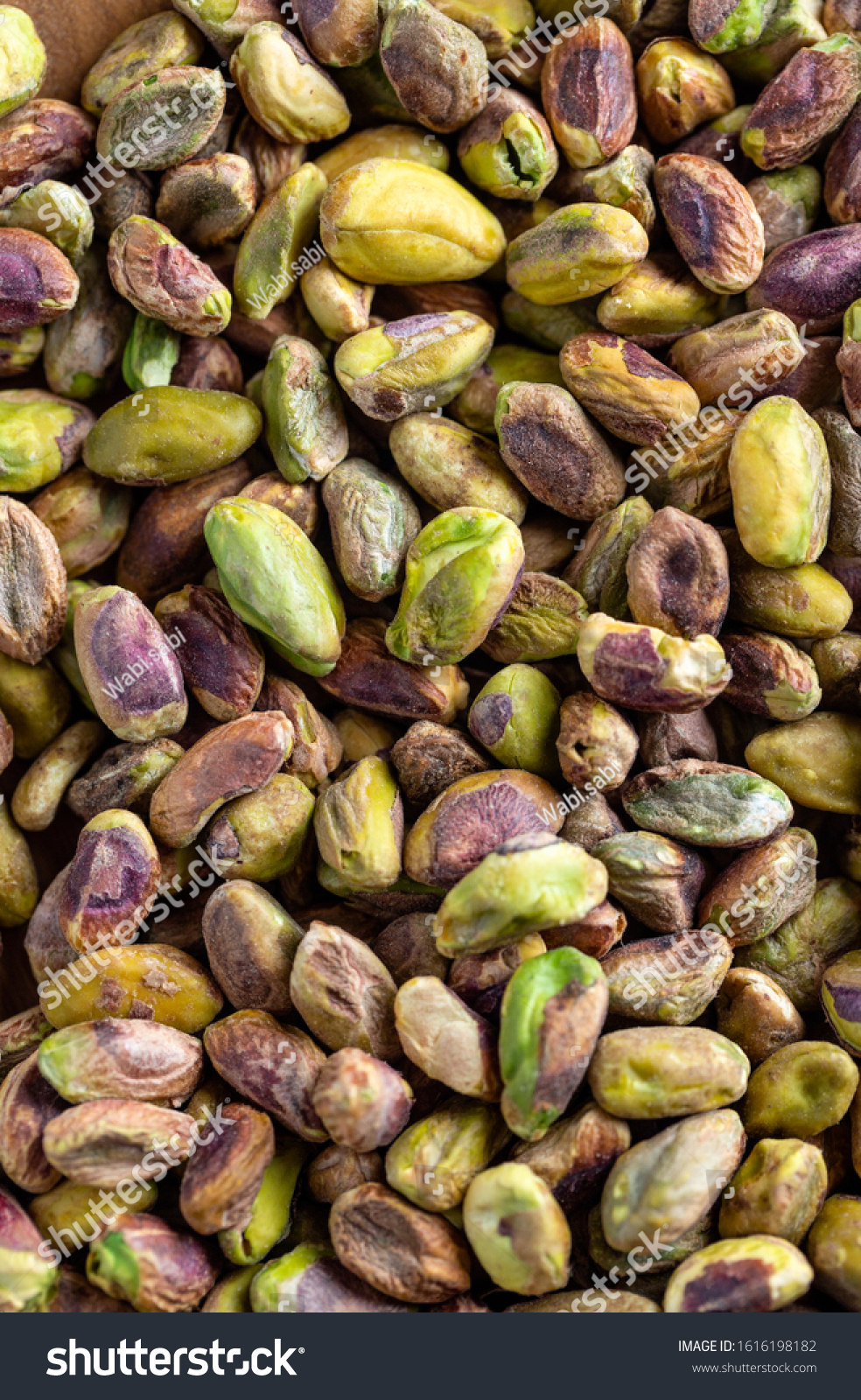 984x1600   Включите проигрыш: вы думаете, что фисташ/Pista хорошо для вас? Обои жареных фисташек, плавающих на светло -зеленом и желтом фоне 