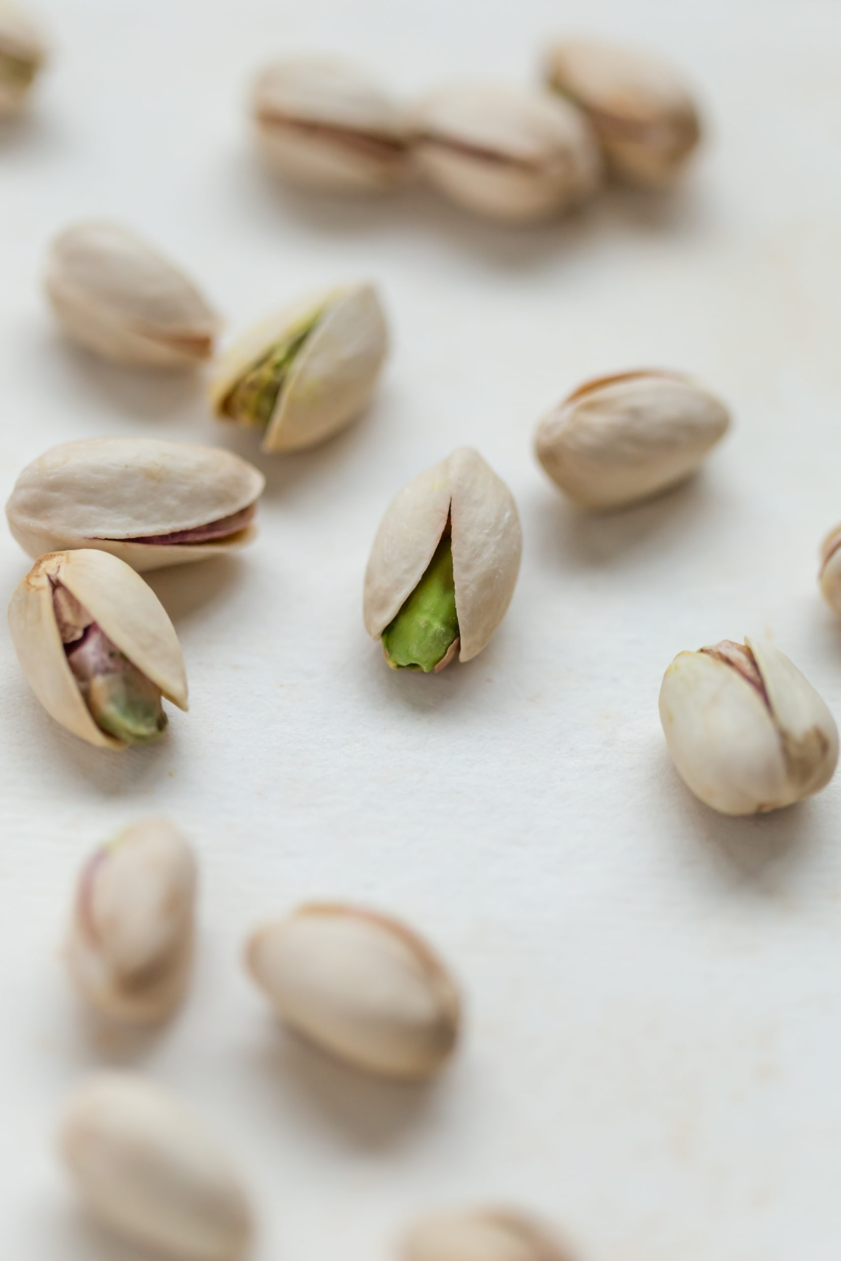 1707x2560   идентификатор Wallpaper: 219999 / Маленькая миска с гайками и фисташками для закуски, фисташковые гайки 4K обои бесплатно скачать 