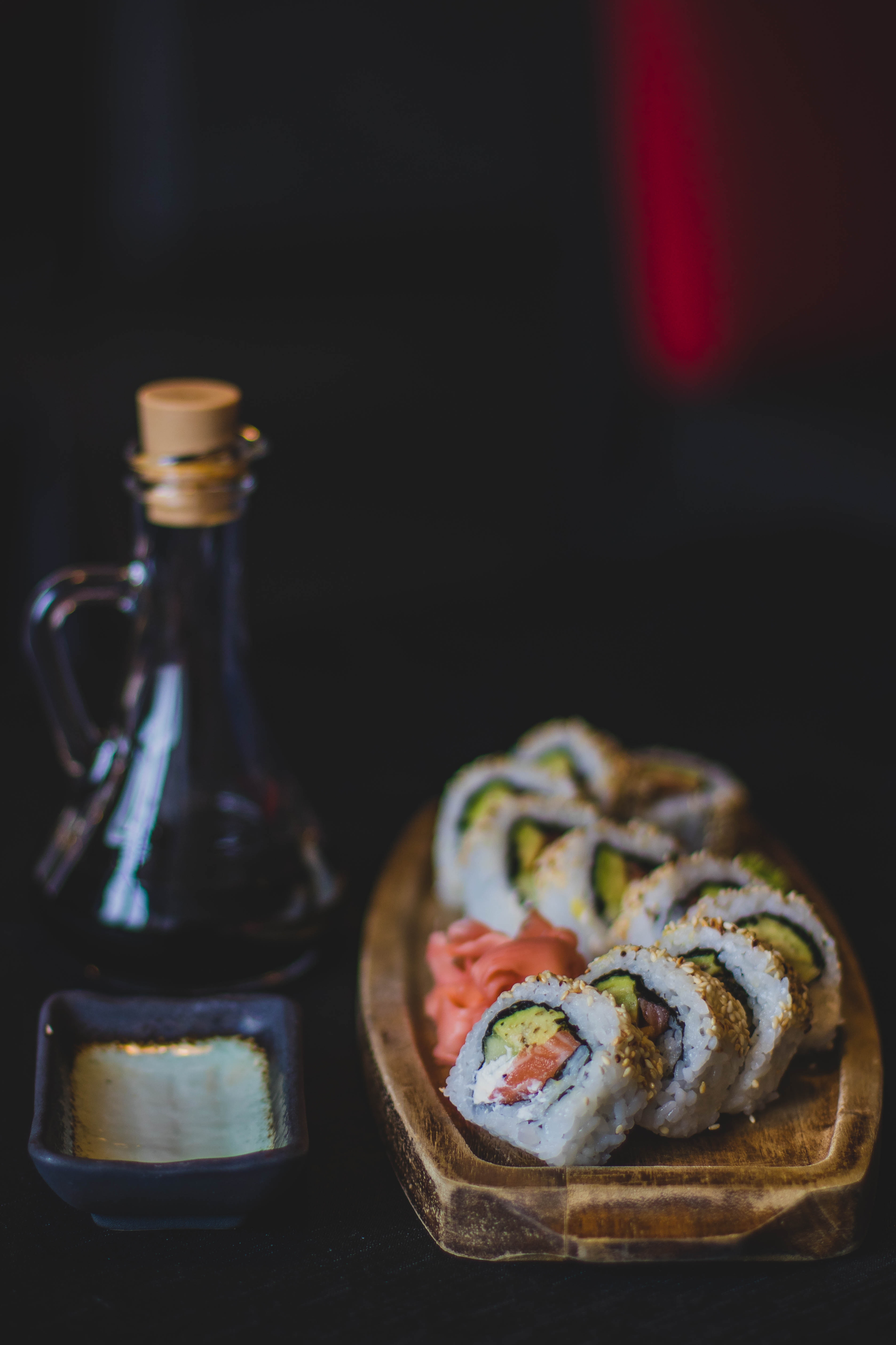 3811x5717  premium Photo | Sushi Roll японская еда в ресторане. Вертикальная фотография 