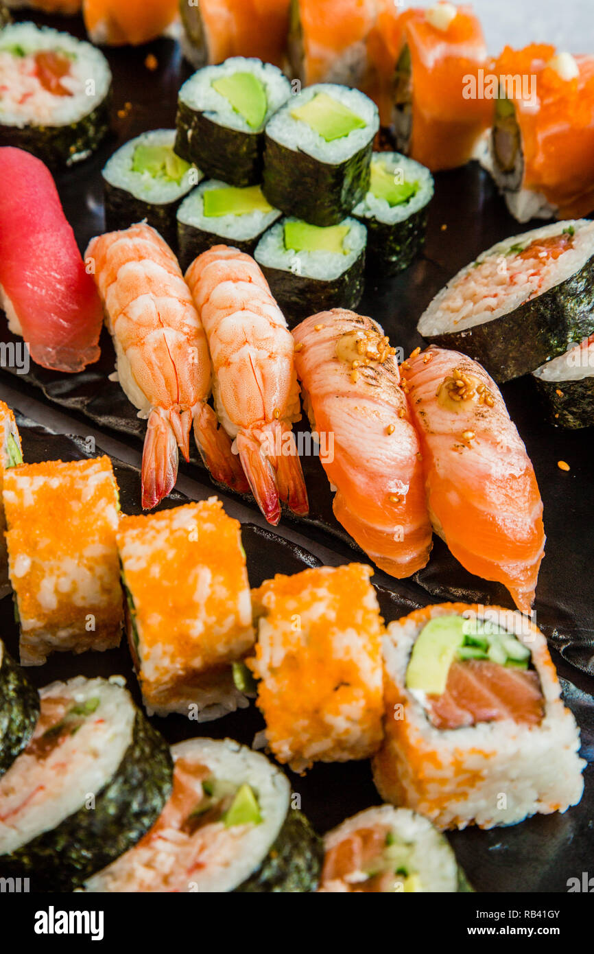 866x1390  sushi, размещенные между палочками для палочек на белом фоне. Изображение цвета, рыба: 955178777