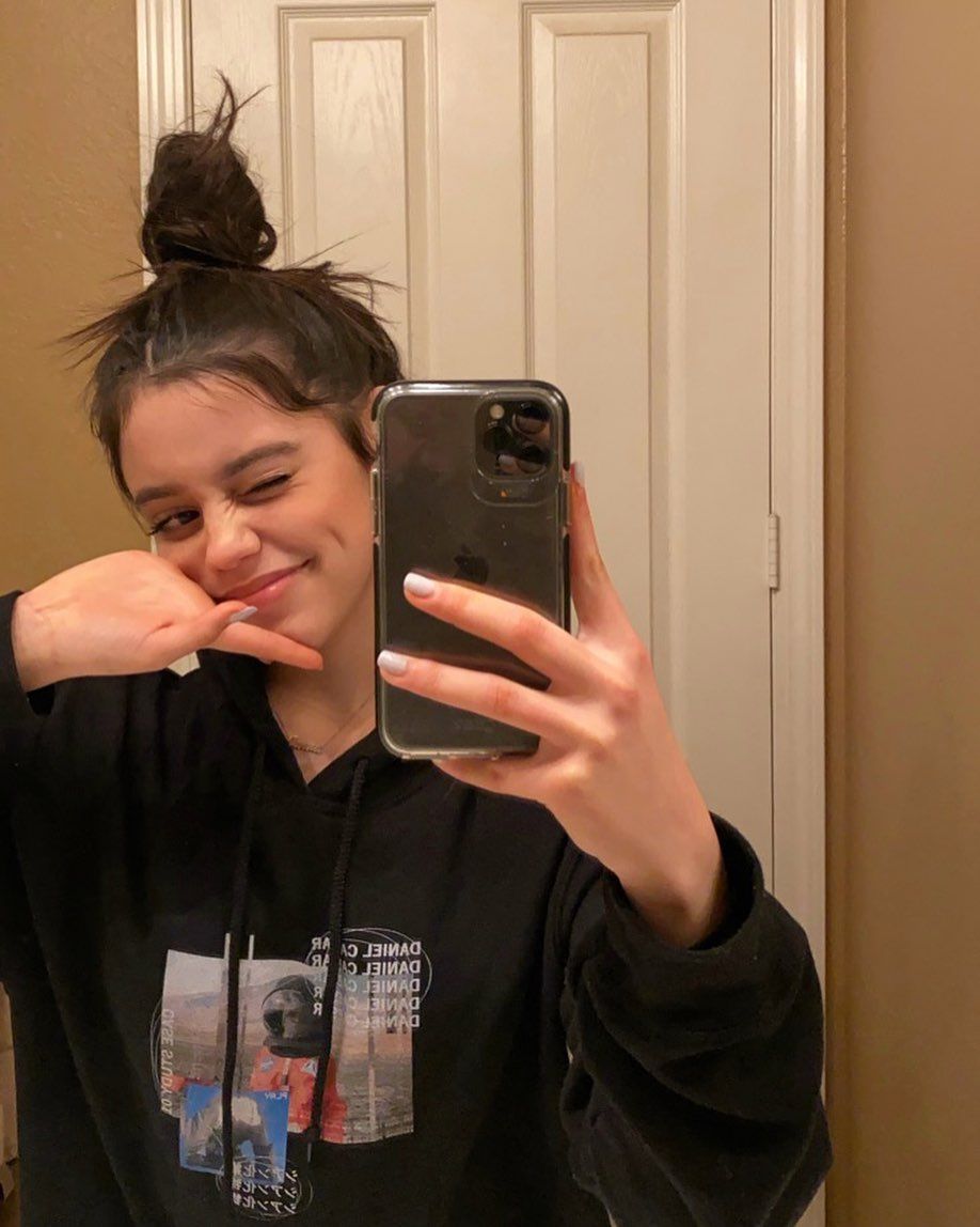 918x1148  Jenna Ortega Photo 10 из 104 фото, обои - Фото № 941662 - Theplace2