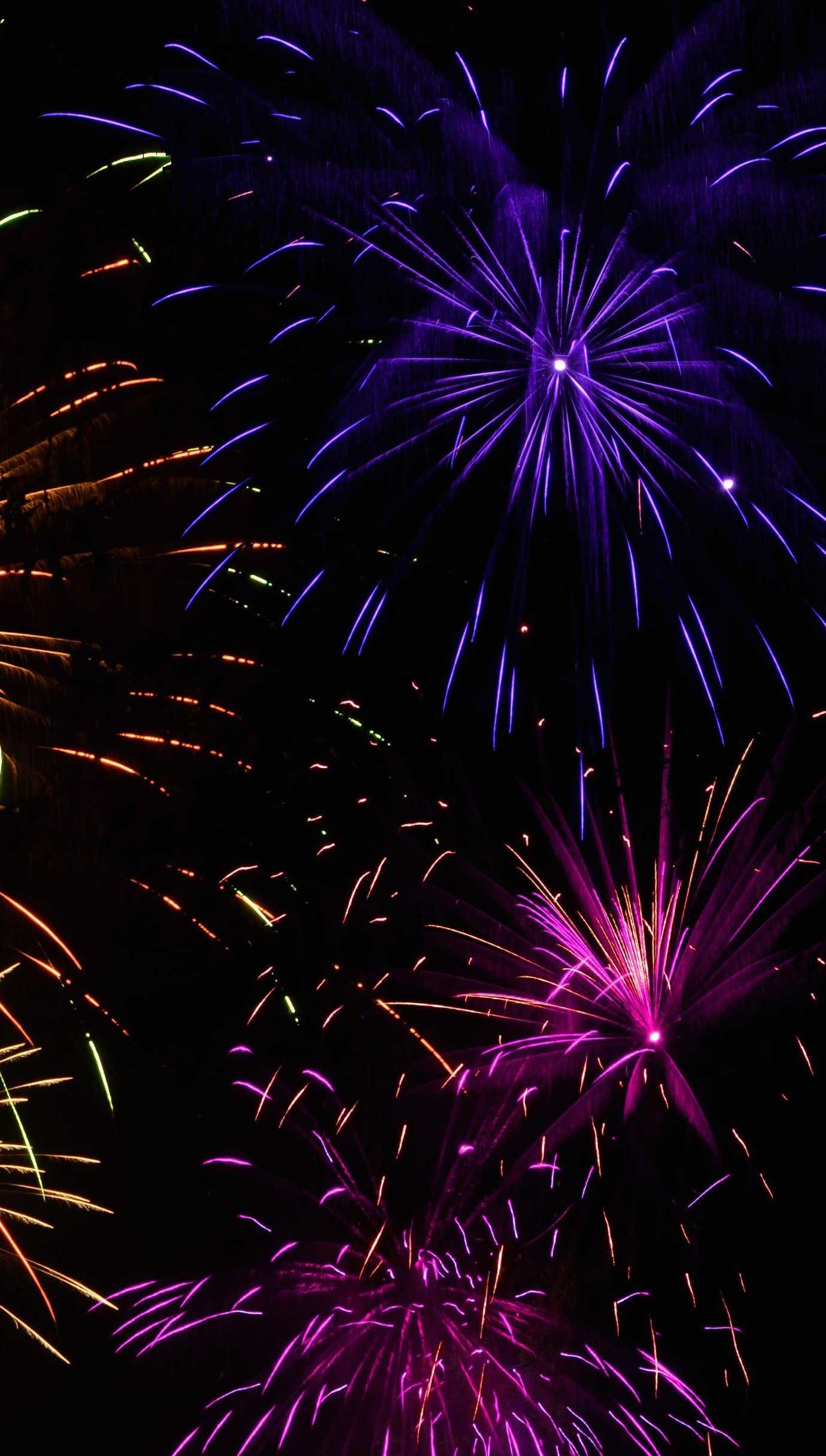 1380x2434  FireWorks Samsung Z Fold 3 обои 