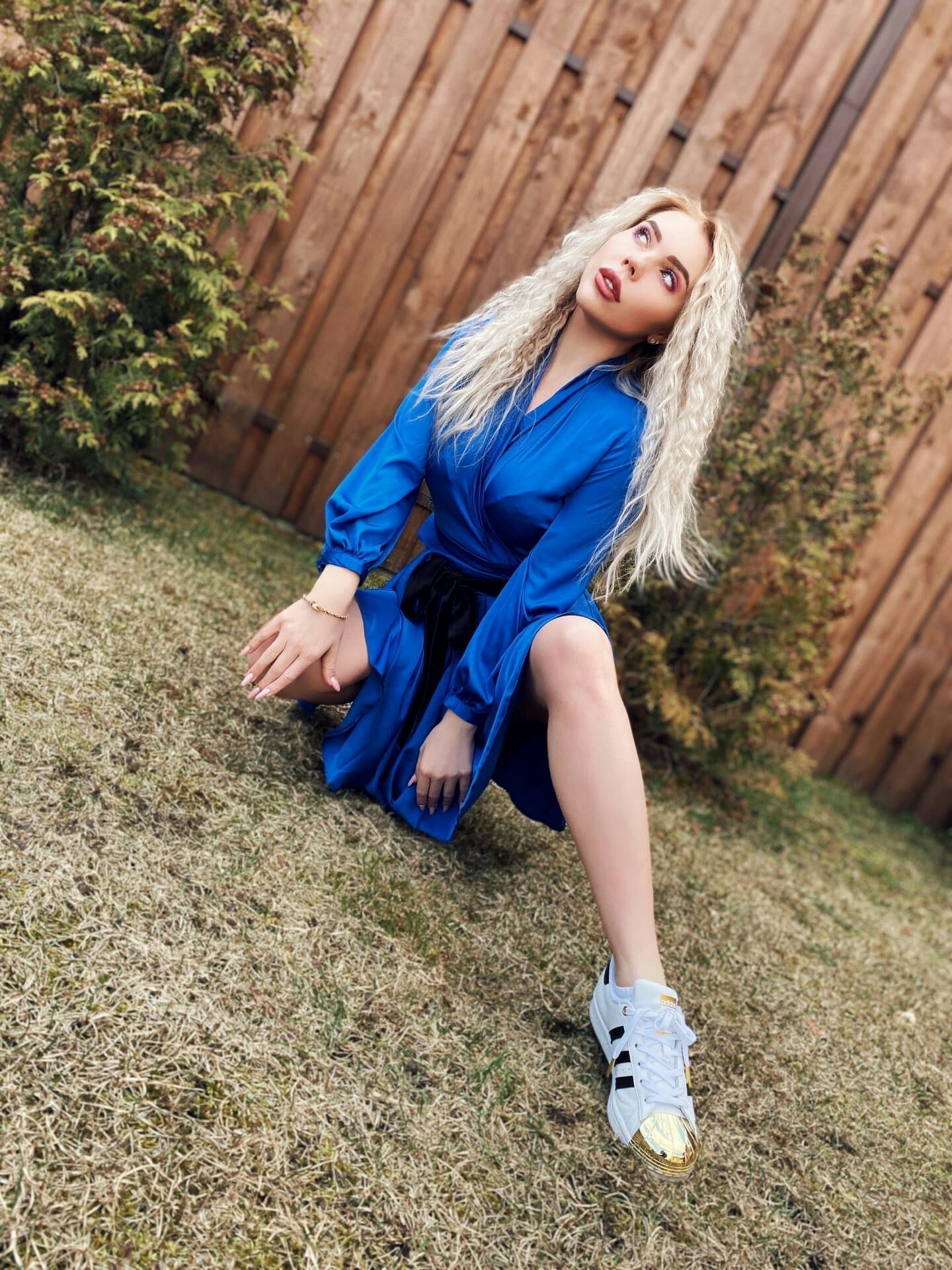 1440x1920  https://www.instagram.com/karinakross/