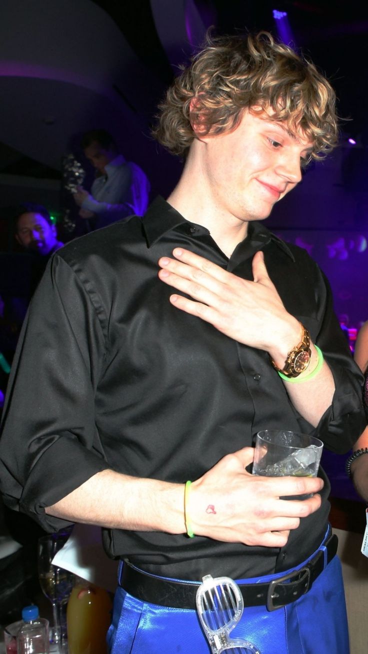 736x1308  Evan Peters намекает на то, что это может быть его последний сезон «Американская история ужасов» \ »| Подросток Vogue