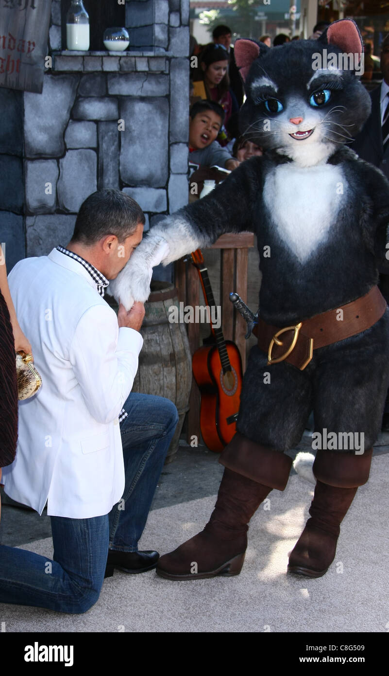 801x1390  PUSS в Boots (2011) 