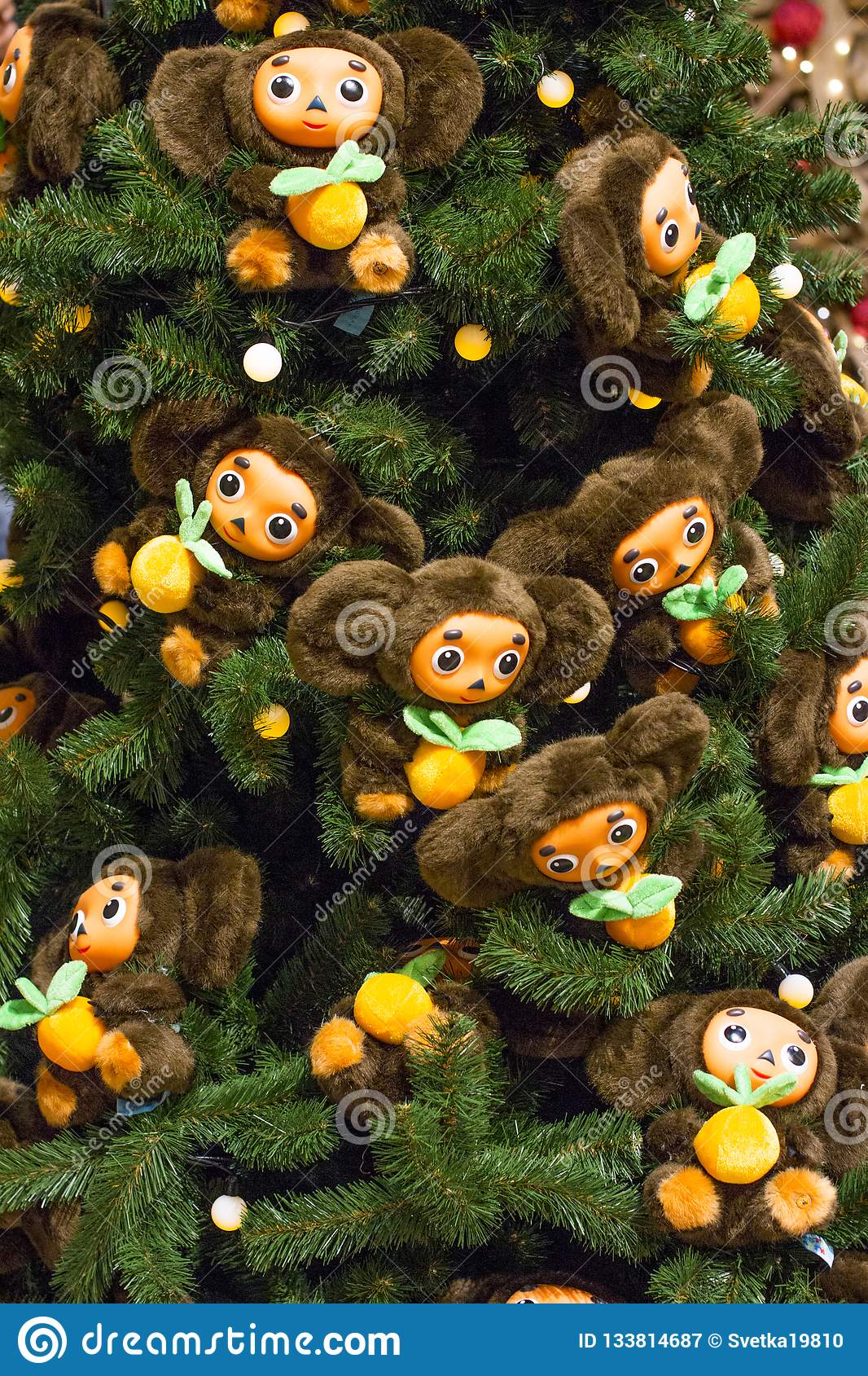 1066x1689  Christmas деревья, украшенные игрушками и цветами. Красивые зимние деревья Редакционная фотография - изображение украшенного, Аннотация: 133814687