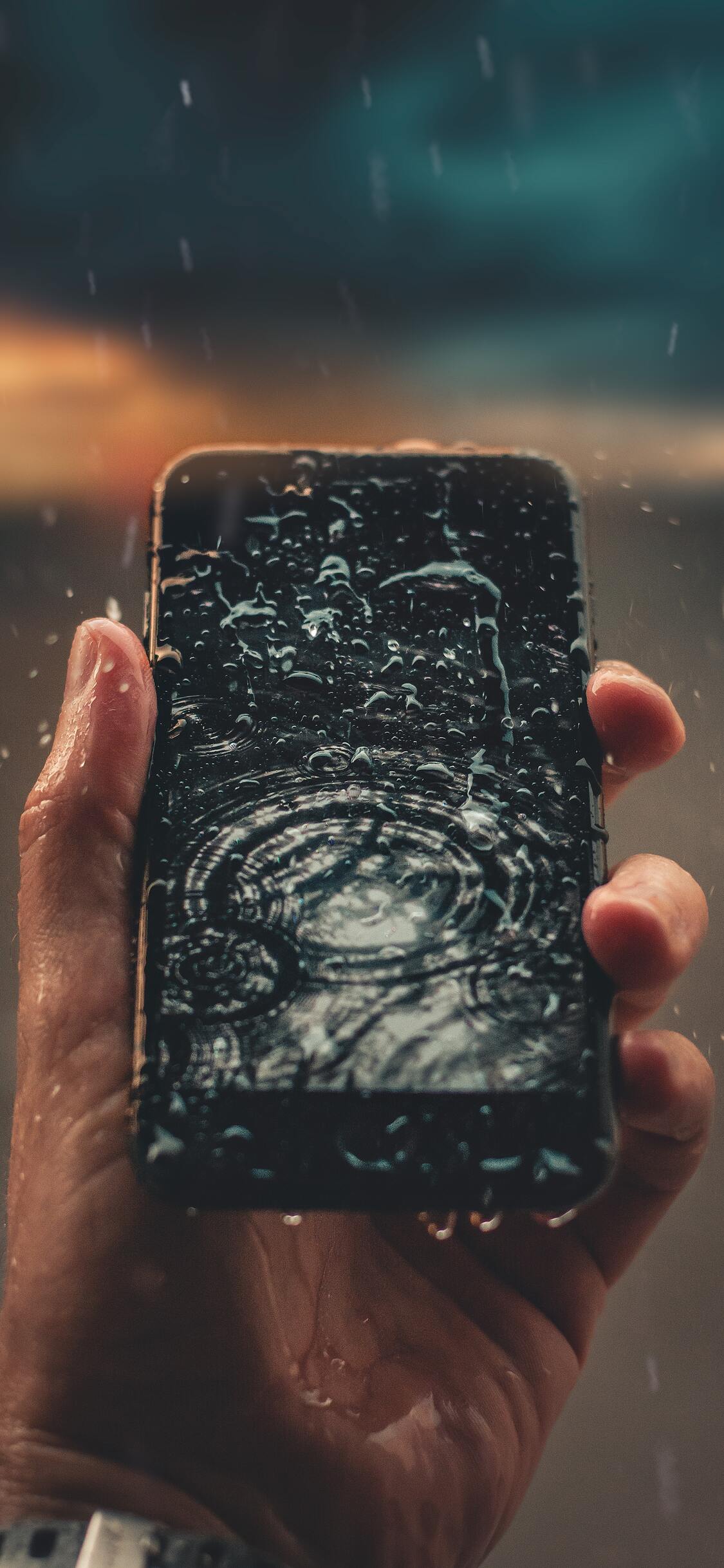 1125x2436  1125x2436 Капли дождя на дисплее телефона в руке На улице 4k Iphone X