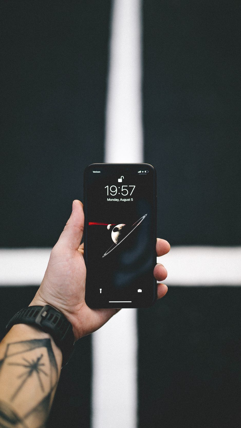 938x1668   Скачать обои 938x1668 телефон смартфон рука черный темный iphone 8/7 / 6s / 6 for parallax hd background