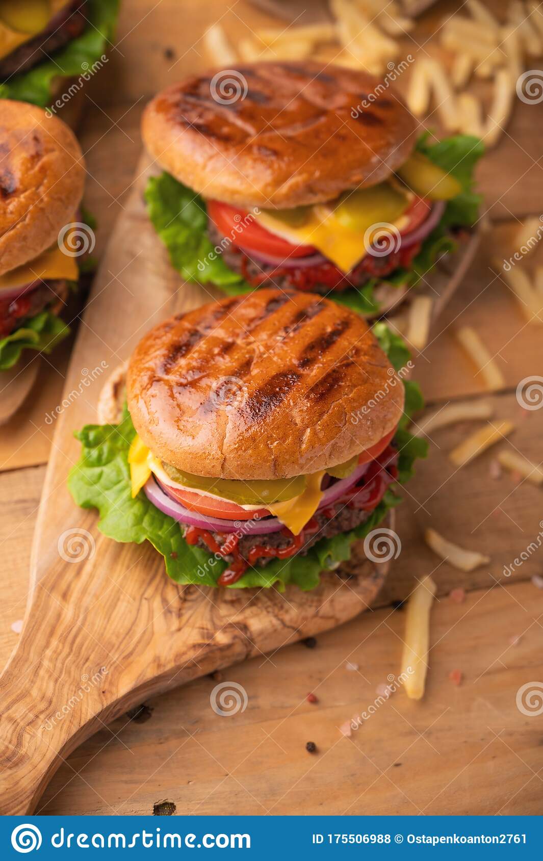 1065x1689  burger с овощей на коричневом деревянном подносе фото-бесплатное изображение еды на unsplash