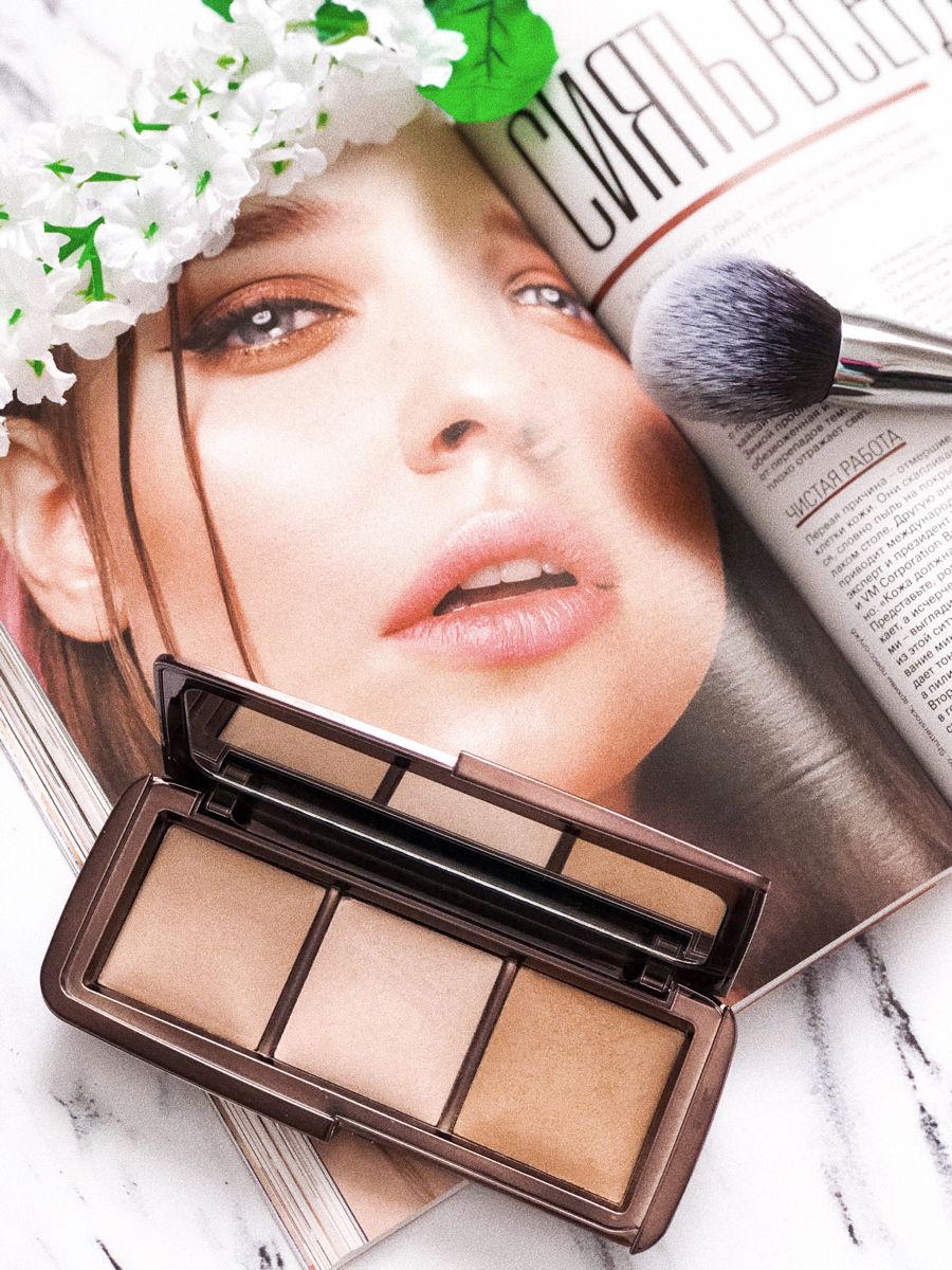 900x1200  роскошная косметика, брендирование и антивозрастная концепция: увлажнение  кожи с кремом на лице и цветы из черных роз, роскошный косметический  продукт для кожной опекы на цветном фоне в качестве каникул для красоты... -