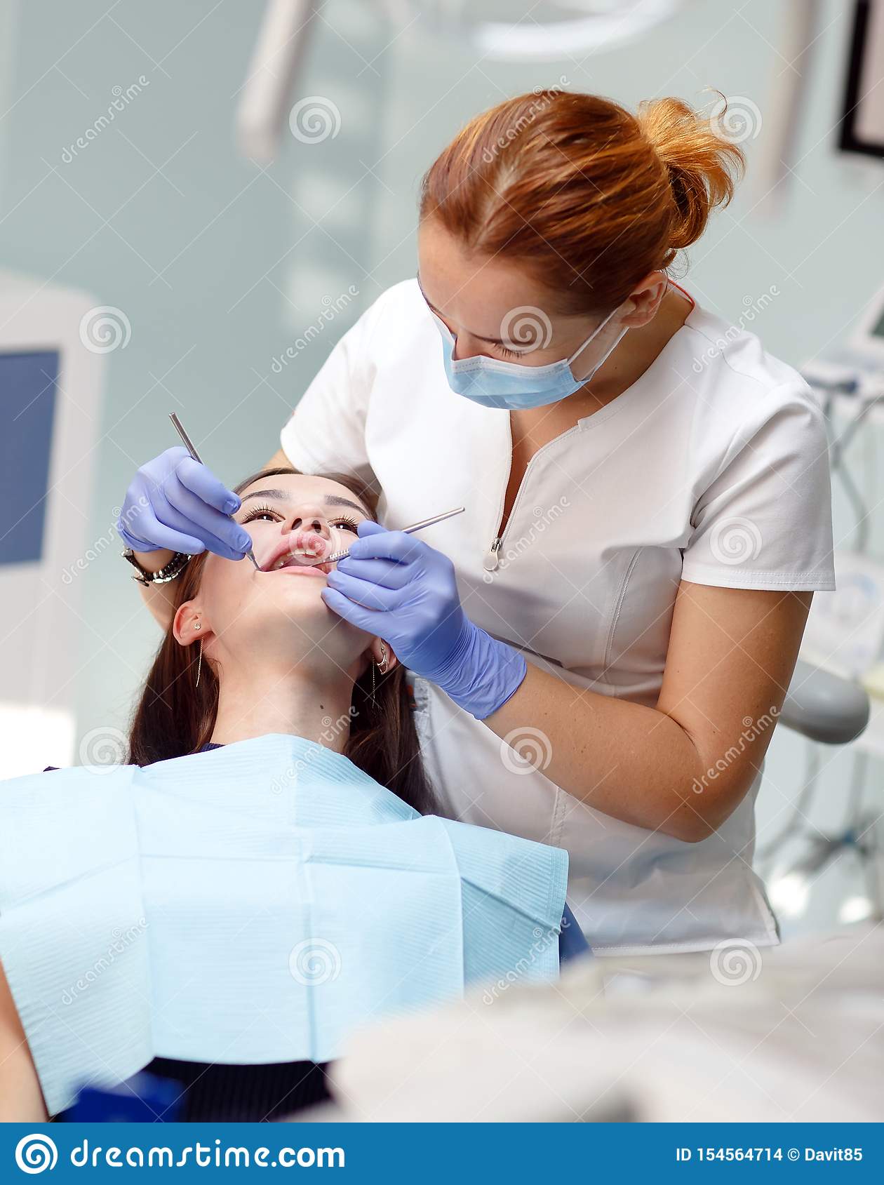 1260x1689  a Женщина, использующая стоматологическую рентгеновскую машину · Бесплатная стоковая фото-фото-роспись дает этому стоматологическому офису веселую атмосферу! | Декор стоматологического офиса у детей, стоматологический офис для педиатрии, стоматологический офис 