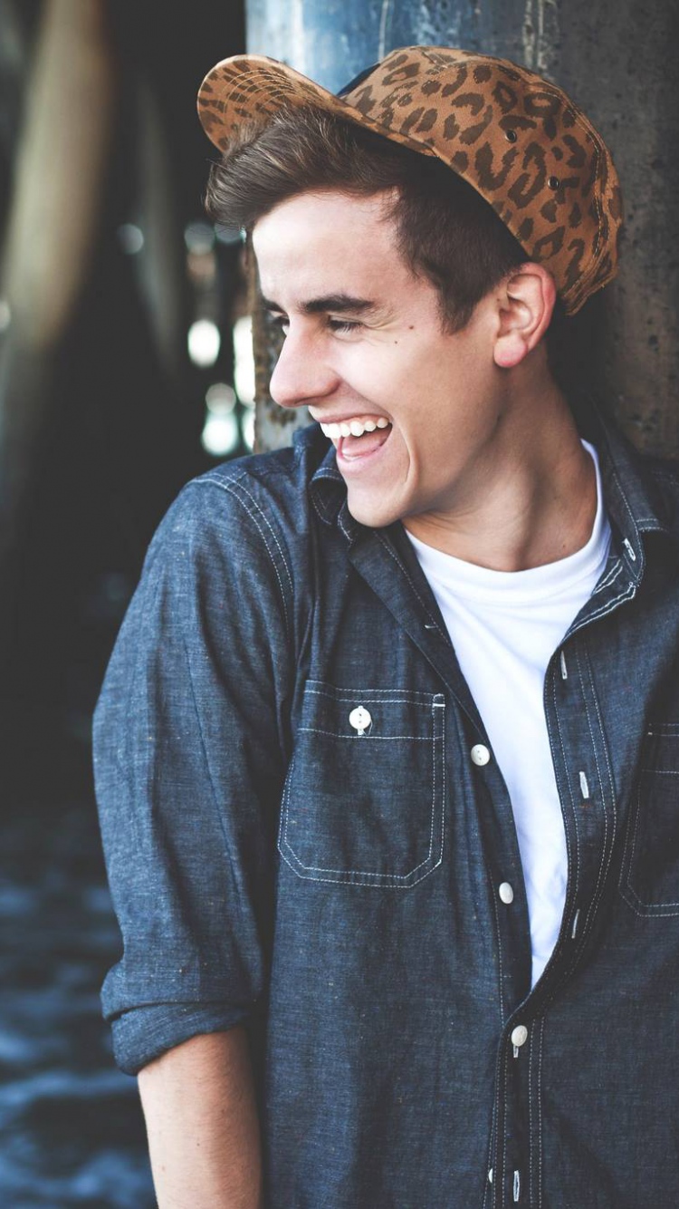 750x1334  download красавица белого свитера с черным человеком | Обои. Обои Flare