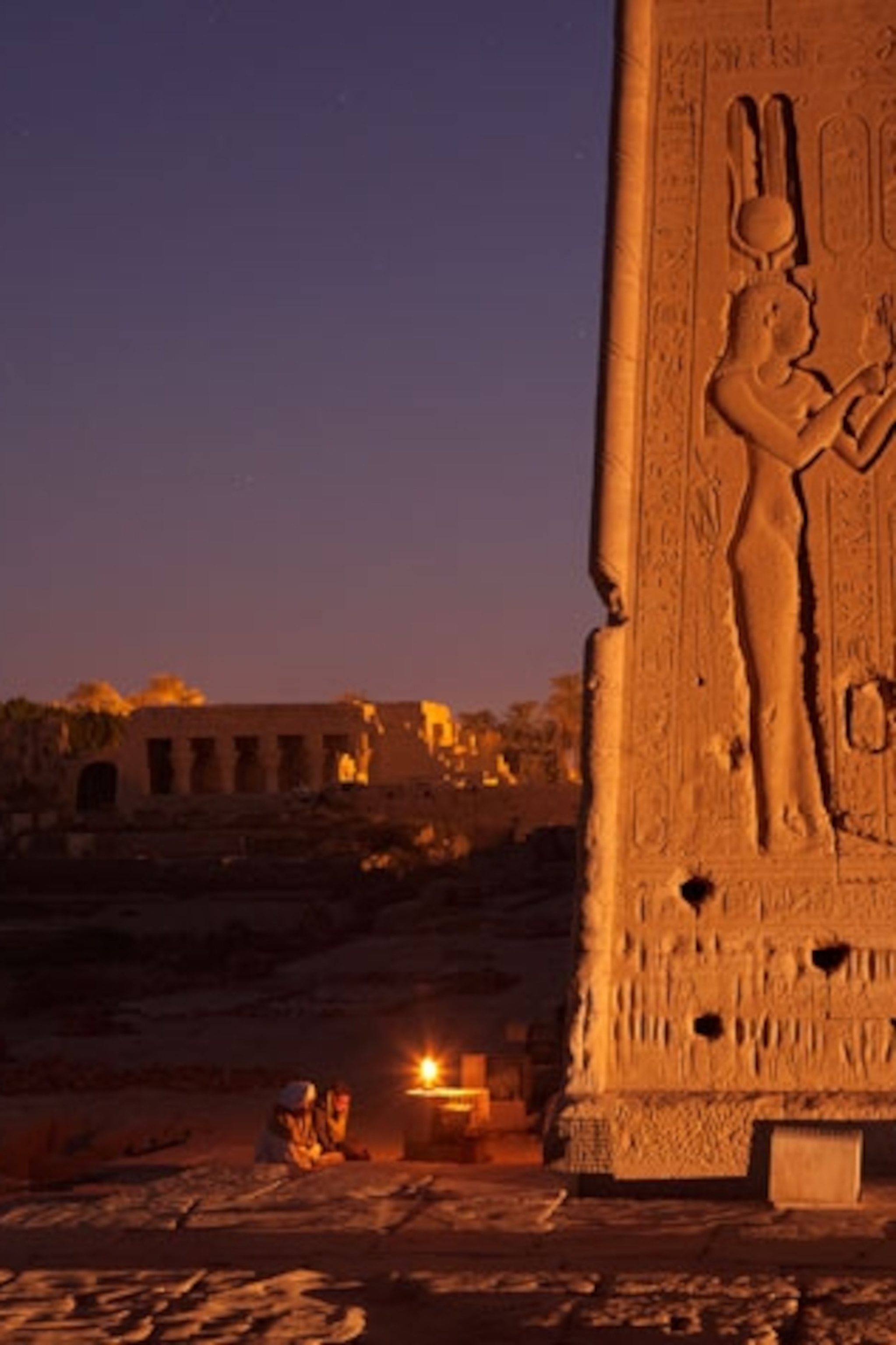 2046x3072  HD обои: фигурная статуэтка Клеопатра, экстрасенс, стена, светодиод, знак, экстрасенс | Обои Flare