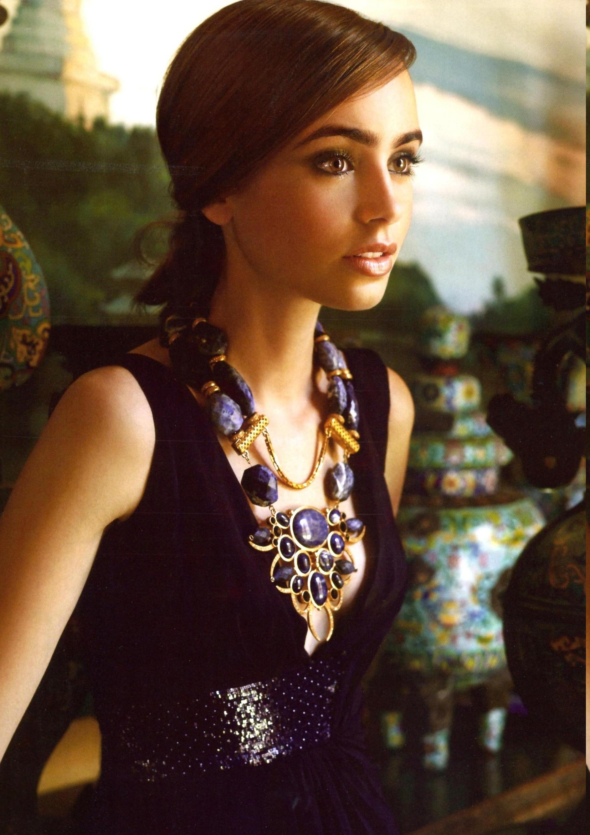 1885x2669  model, Дениз Милани, пышные, синие платье обои HD / настольные и мобильные фоновые фоны В сером платье HD обои | Обои Flare