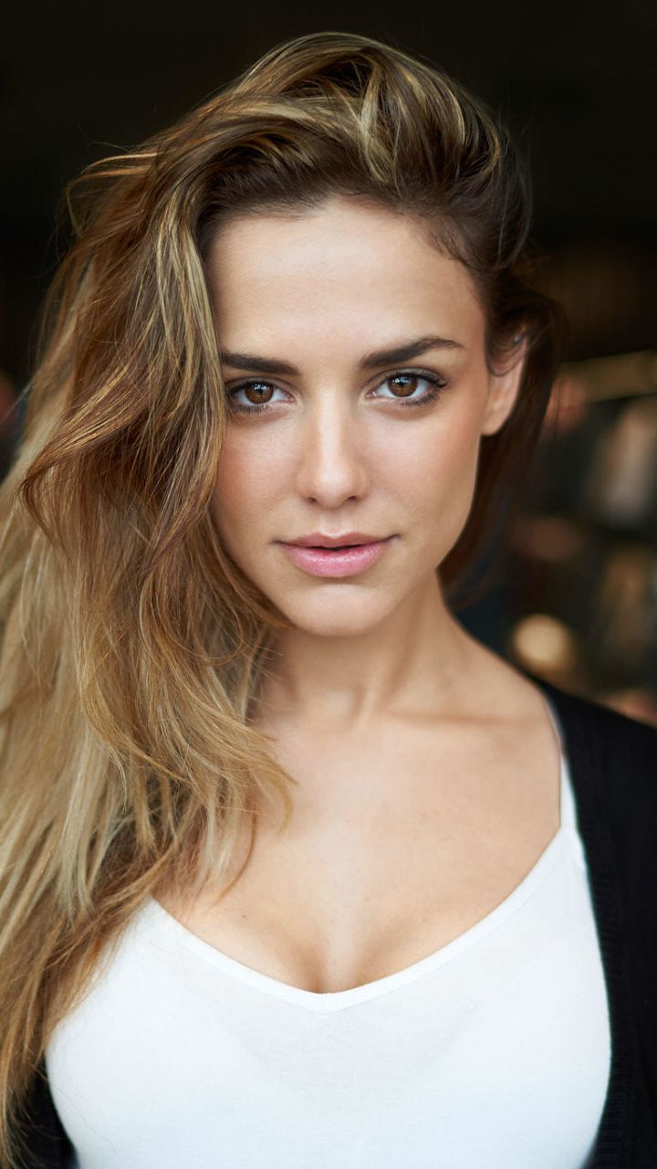 720x1280  1536x2152 Avril Lavigne, Blonde Girl, Hand 1536x2152 Resolution Wallpaper, HD знаменитости 4K Wallpaper HD Обои 