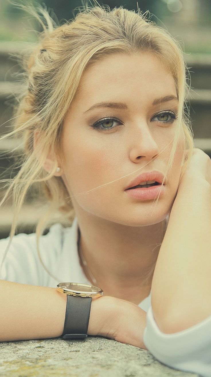 736x1312   Blue Blonde Girl Модель носит белое платье, стоящее на размытовом фоне 4K HD Обои для девочек | HD обои | ID #97106 