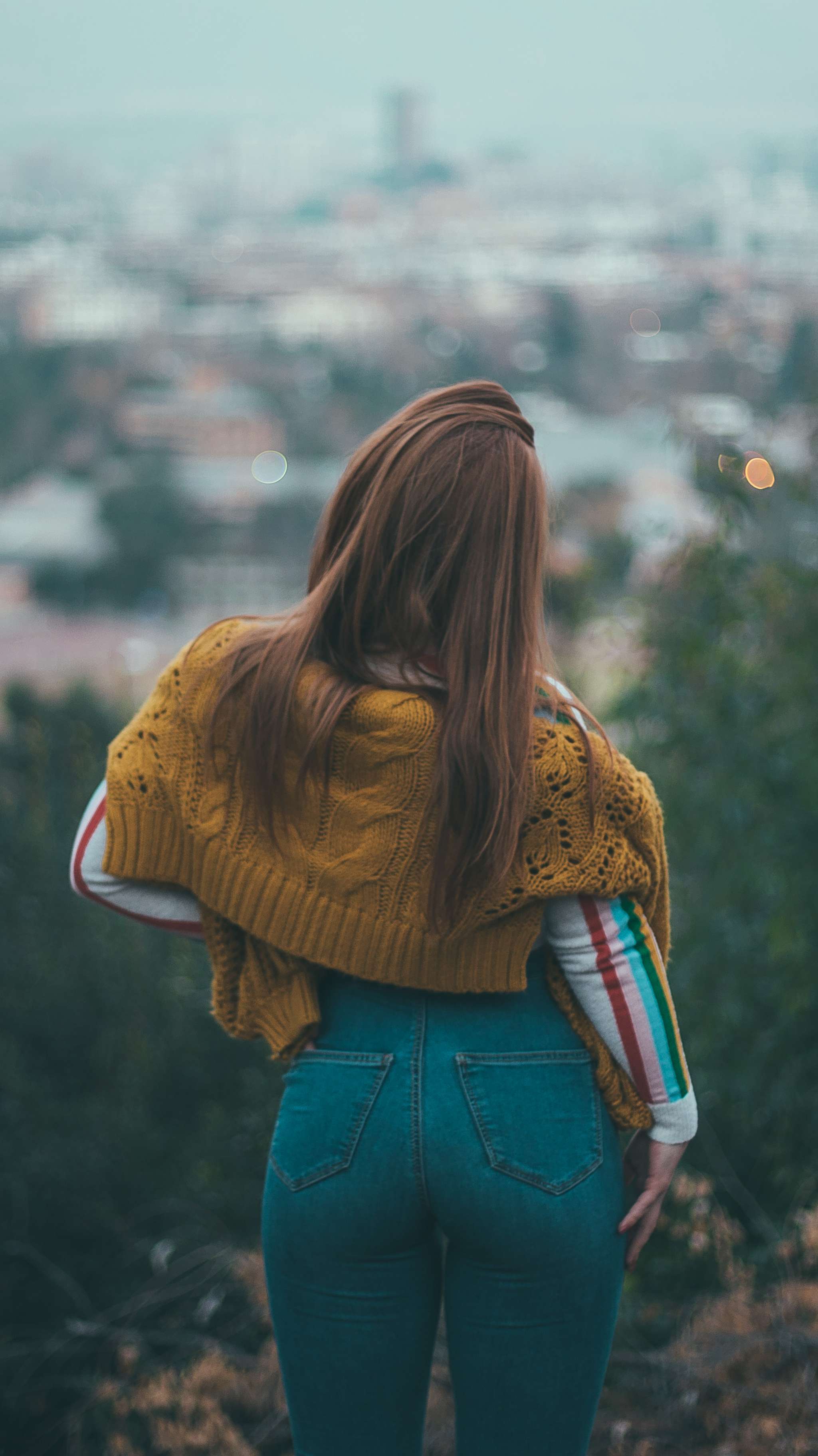 2049x3648  HD обои: Селективная фокус фото женщины, стоящей на пустом пути, Брюнетка | Wallpaper Flare