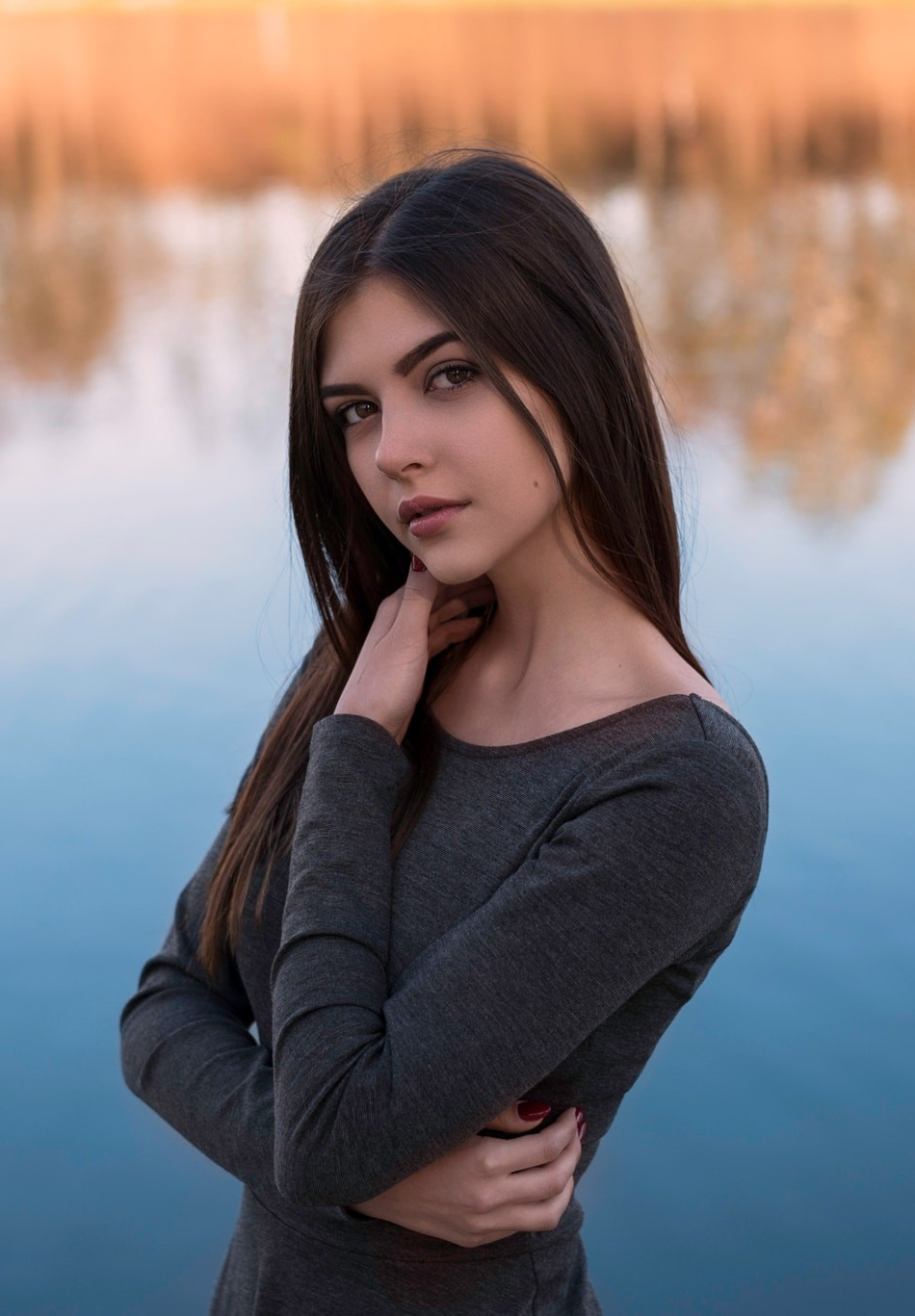 950x1367   HD Brunette Girl Wallpaper для iPhone 7