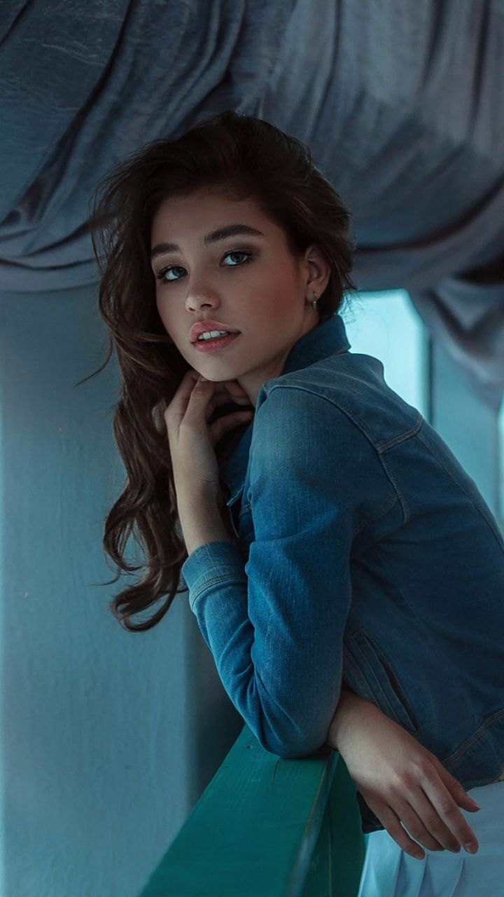 720x1280  download обои 840x1160 Длинные волосы, брюнетка, красивая, девушка, iPhone 4, iPhone 4S, iPod Touch, 840x1160 HD Фон, 4233