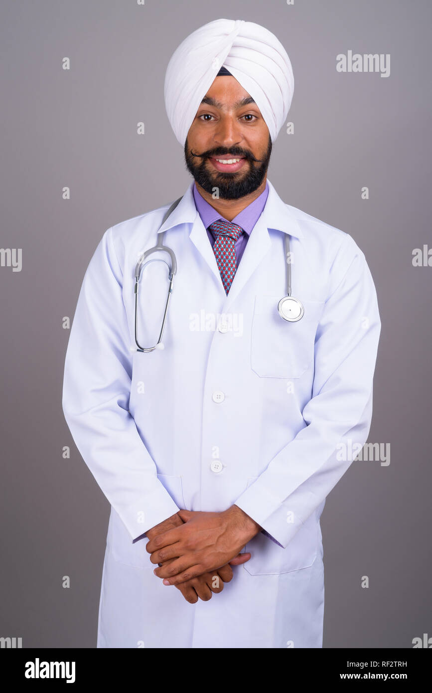 867x1390  portrait мужского врача, думая о стоковом фото, картине и изображении без роялти. Изображение 6399905 .