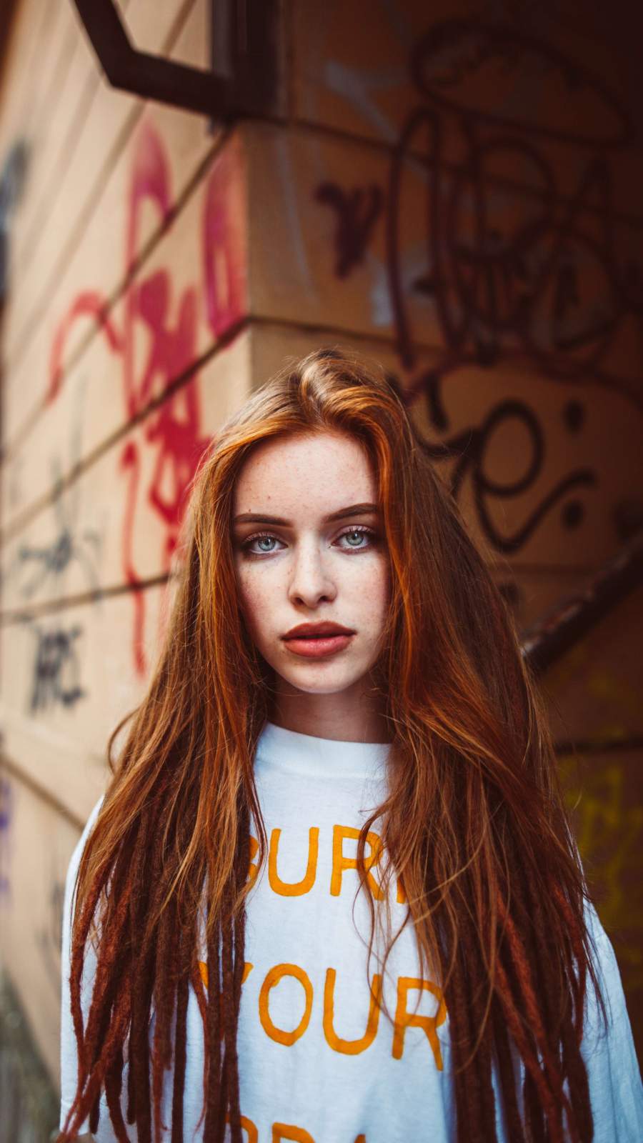 900x1600  toys, кукла, детская, длинная, волосы, девочка, красивые, Красный, волосы, зеленый, глаза обои HD / настольный и мобильный фон 