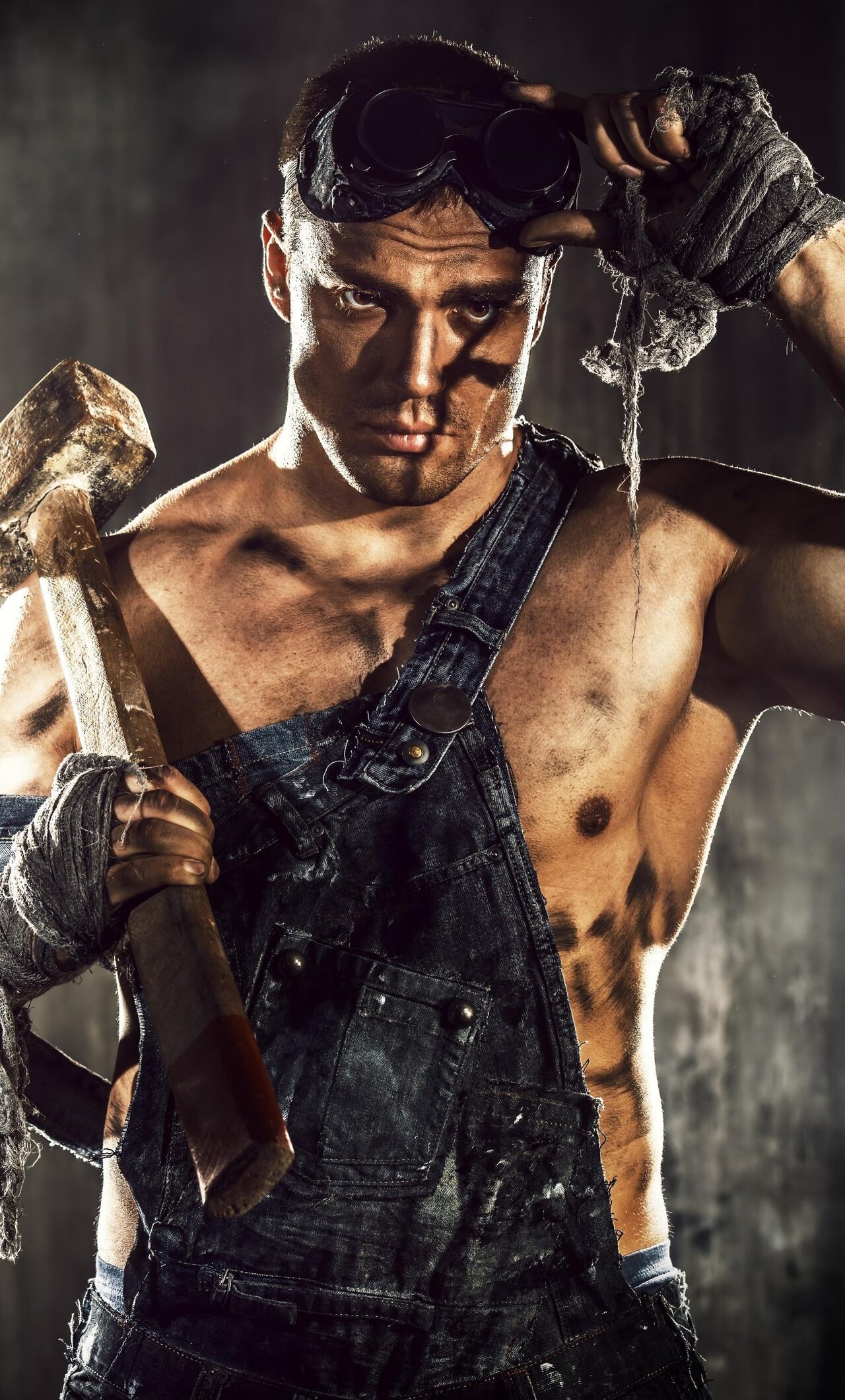 1280x2120   Bodybuilder, Werfend auf einem Schwarzen hintergrund auf stockfoto - bild von Бодибилдинг, Bizeps: 52781464