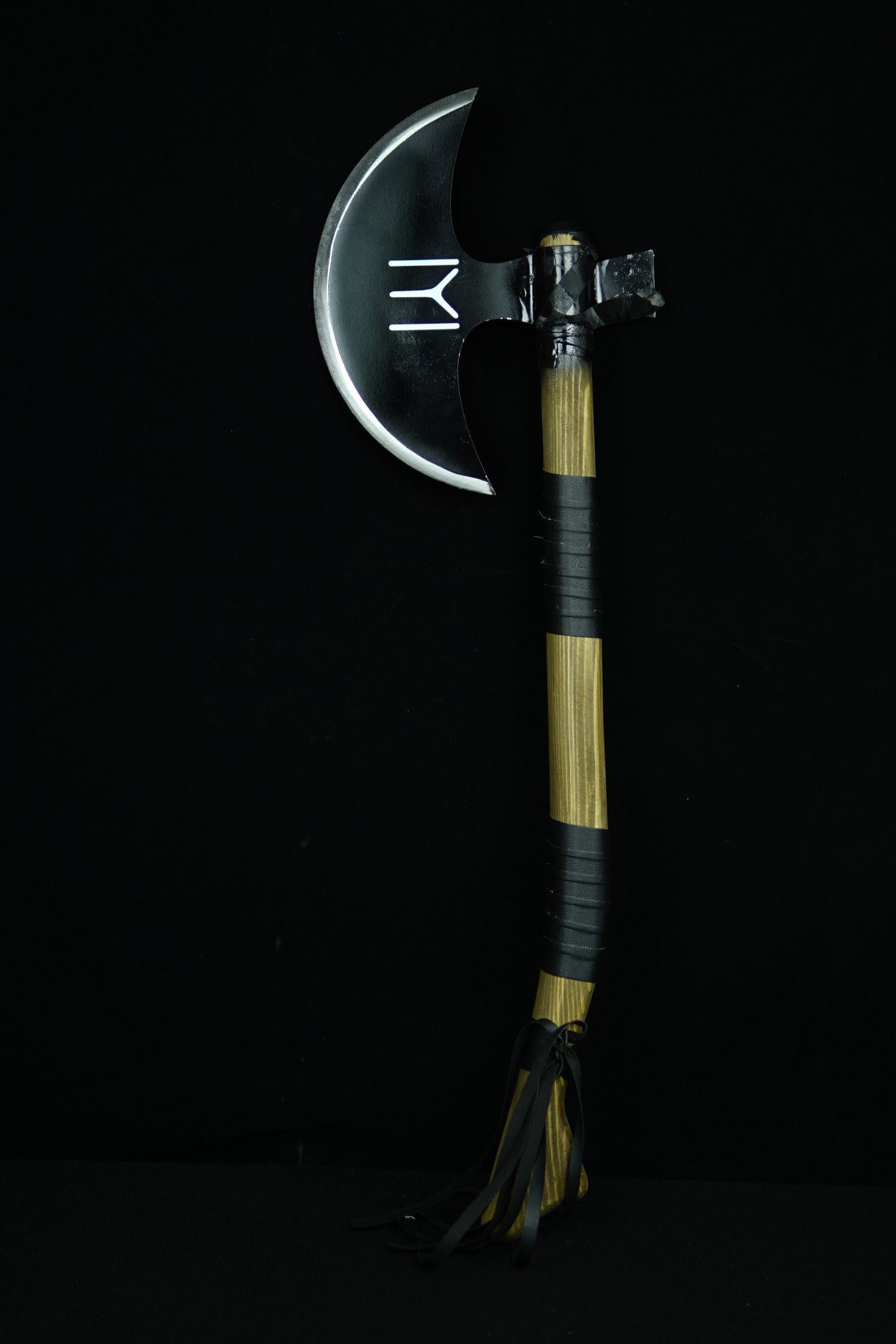 1379x2068  a Зловещий, мускулистый скандинавский воин с топором гордо стоит в профиле, его спина прямо, на фоне фона иллюстрации - иллюстрация выразительного, варвара: 200508059