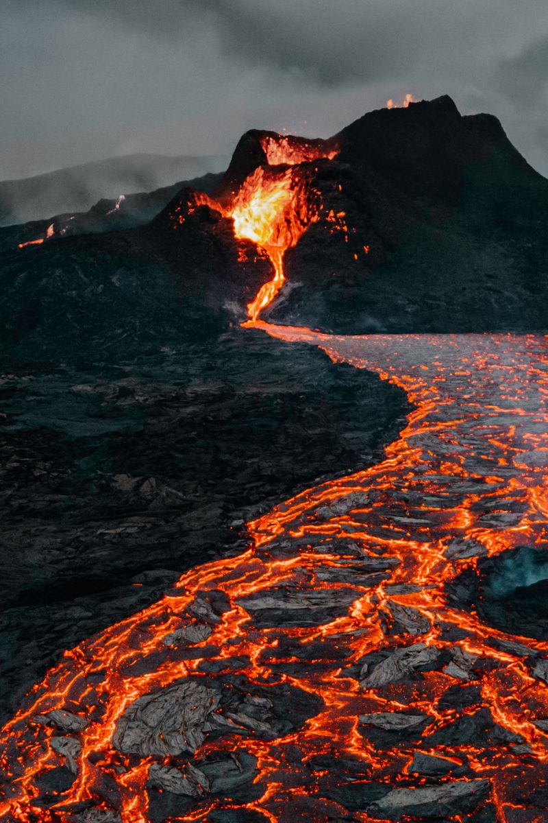 Извержение вулканов и лавины.