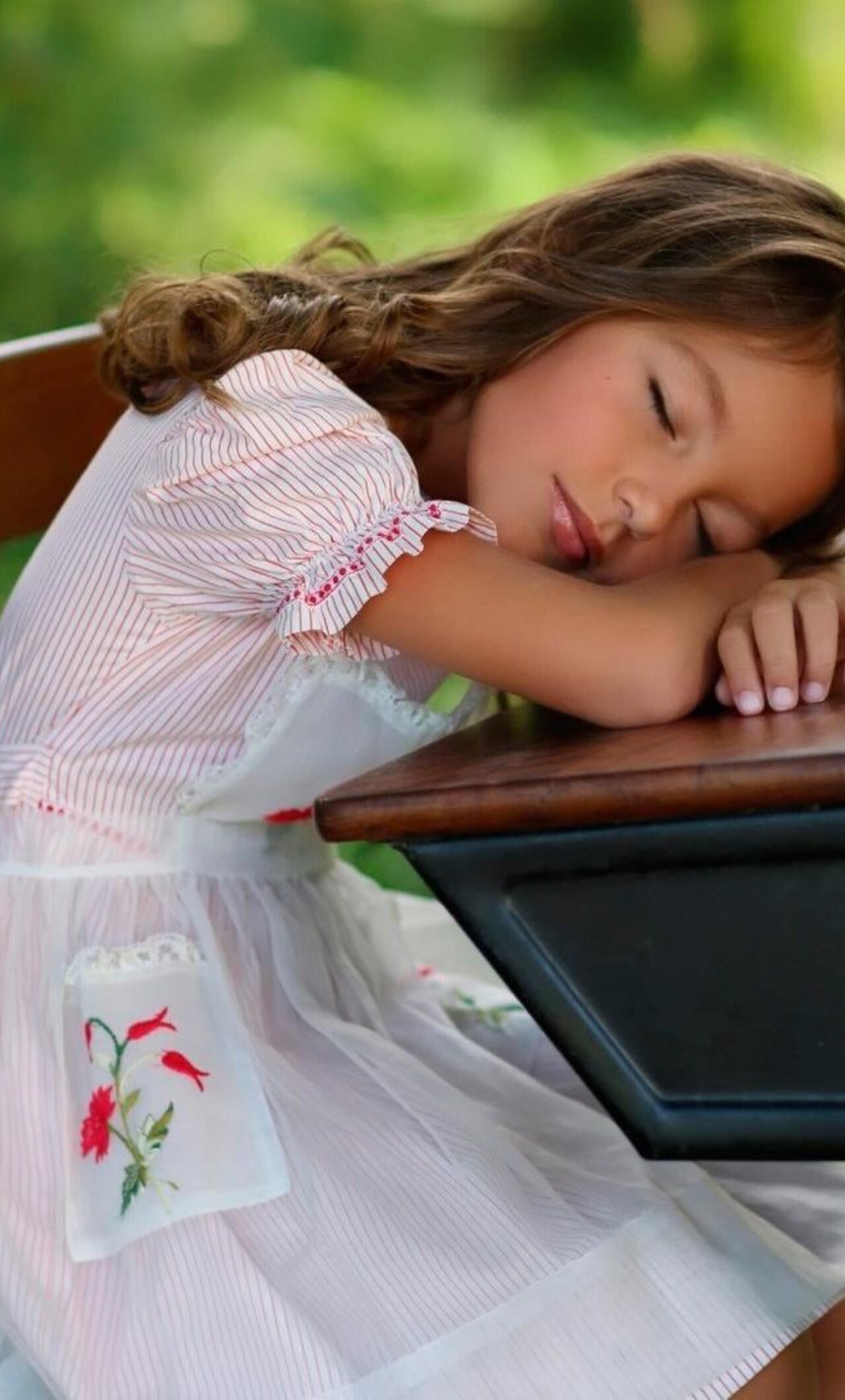 1280x2120  Молодая женщина спит с яркой полосой света на лице \ "Стокси