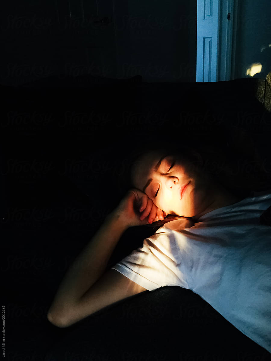 900x1200  Аниме Спящая Девушка Обои для iPhone 11