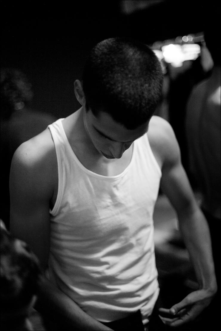 740x1110  HD обои: мальчик сидит на песке в дневное время, крик, вред, боль в несчастном случае | Обои