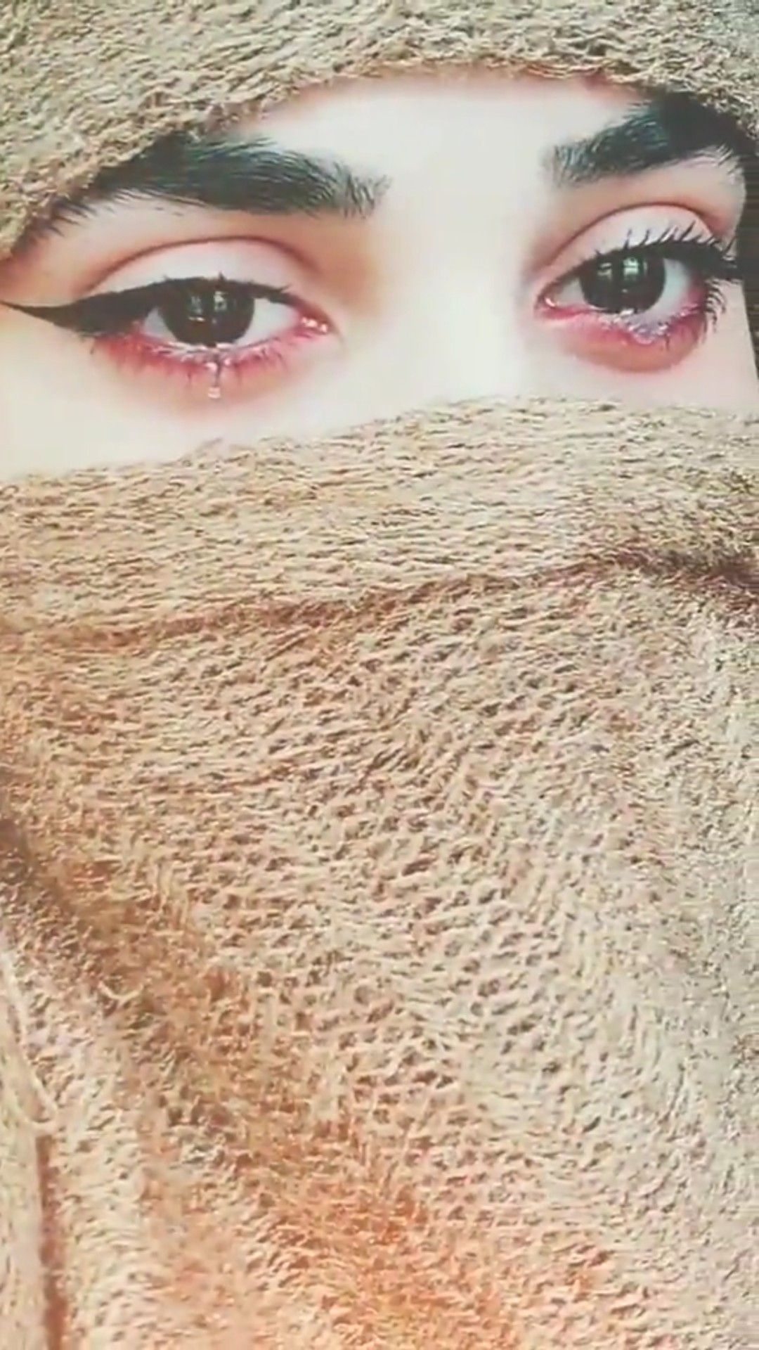 Красивые глаза плачет. Мусульманка плачет. Грустная мусульманка. Девушка в хиджабе глаза. Девушка в хиджабе плачет.