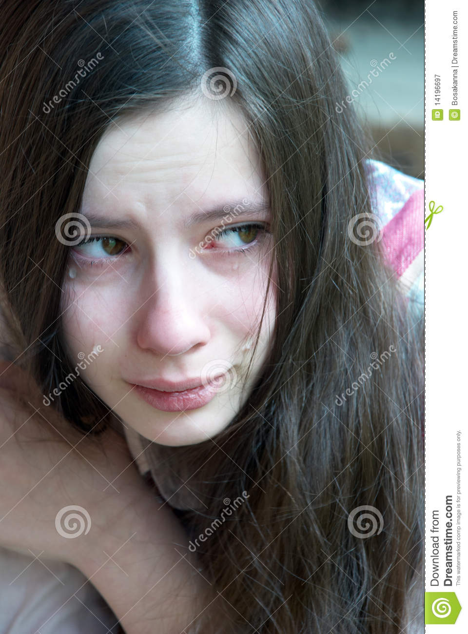 960x1300  Плачущая девушка Стоковое изображение. Изображение отчаяния, погребение, лицо - 14196697