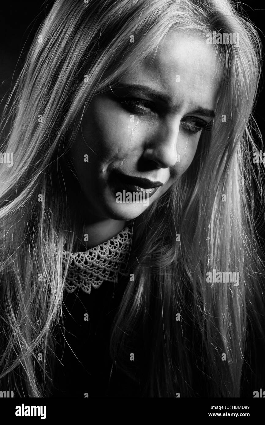 866x1390  Разбитая горем девушка, плачущая HD обои | Pxfuel