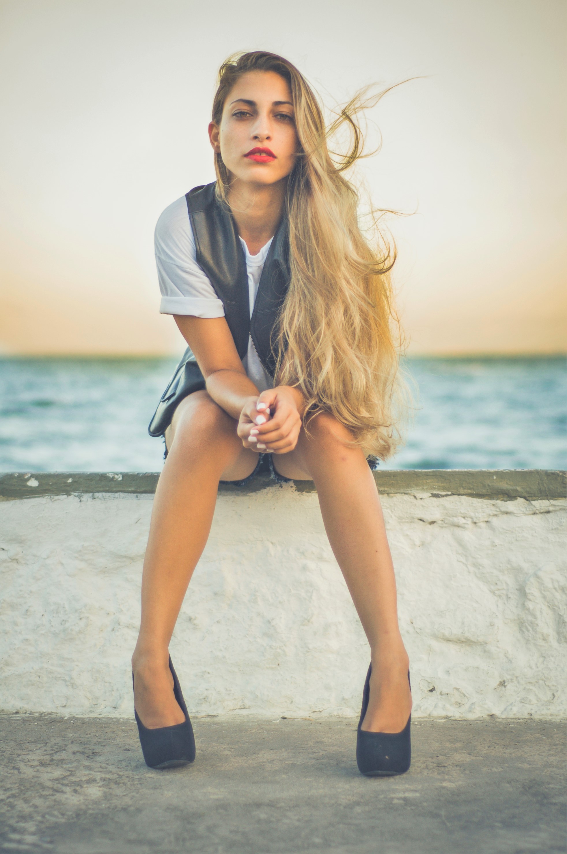 1964x2954  Обои: закат, длинные волосы, сидение, фотография, платье, мода, бразильца, Бразилия, весна, человек, купальники, одежда, супермодель, девочка, красота, нога, фотография, прическа, человеческие позиции, фотосессия, художественная модель, бедра 1964x2954 - Махарадж -