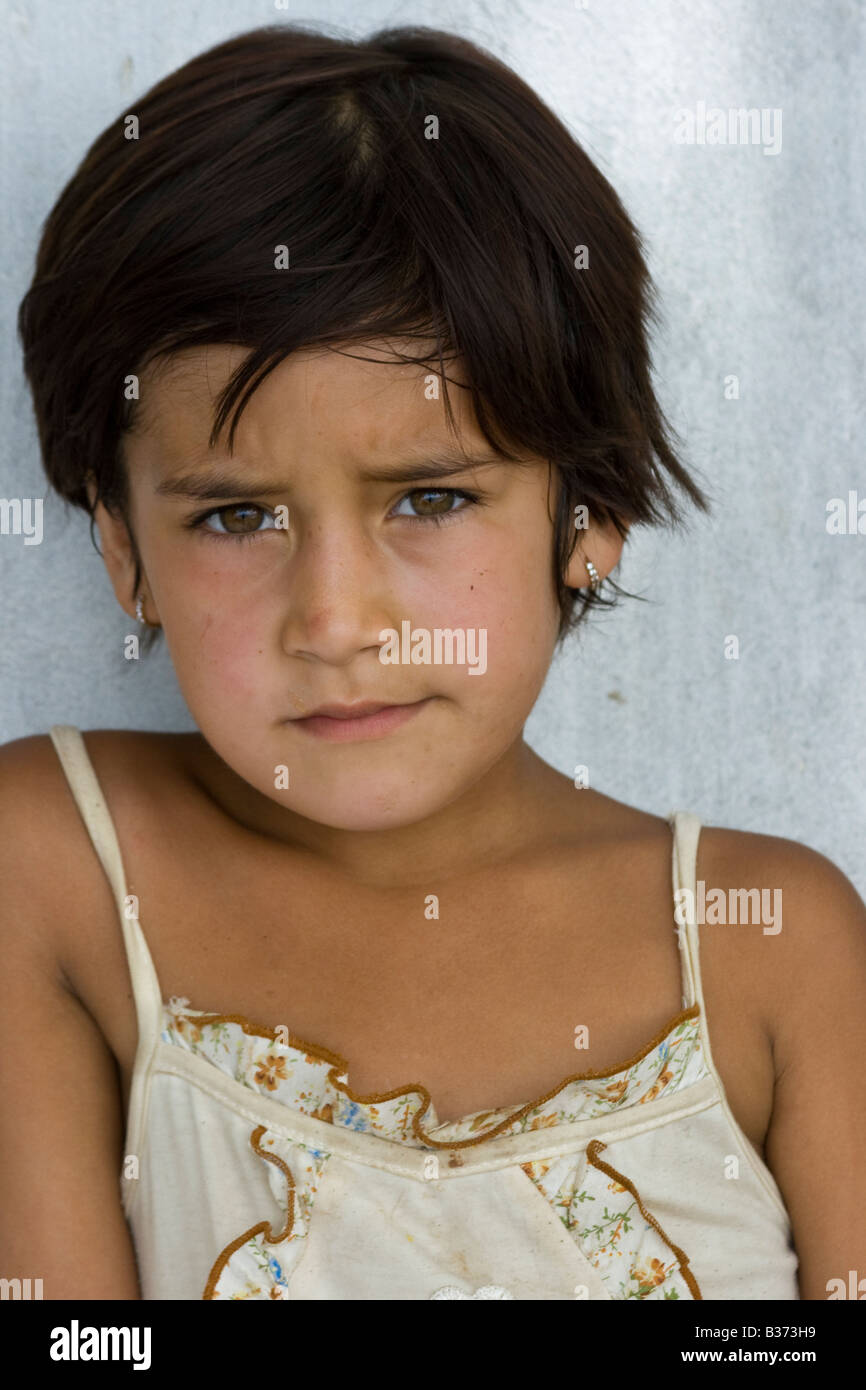 866x1390  HD обои: Женщина, стоящая, держа апельсиновую и красную занавеску в разноцветном длинном платье ангела | Обои