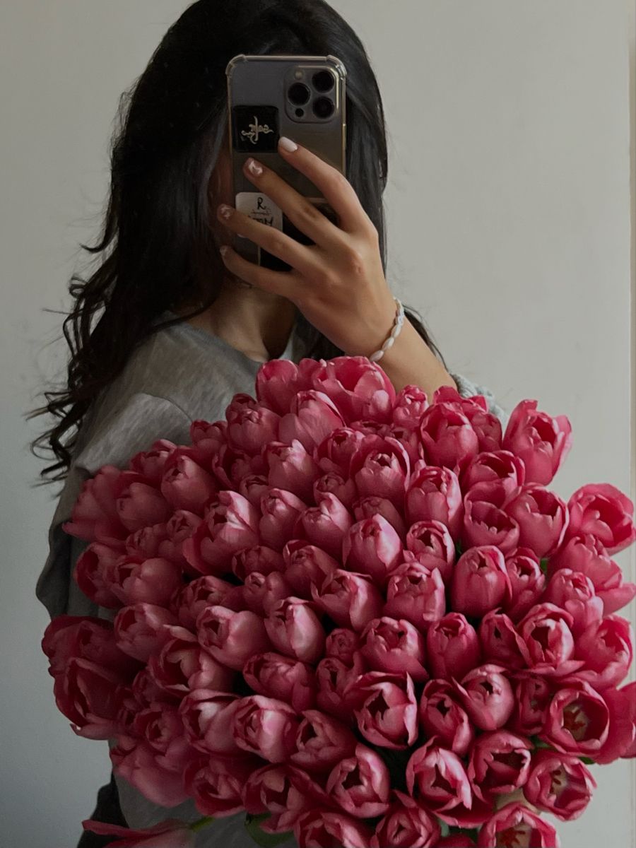 900x1200  Женщина с длинными вьющимися волосами, стоящими перед деревья